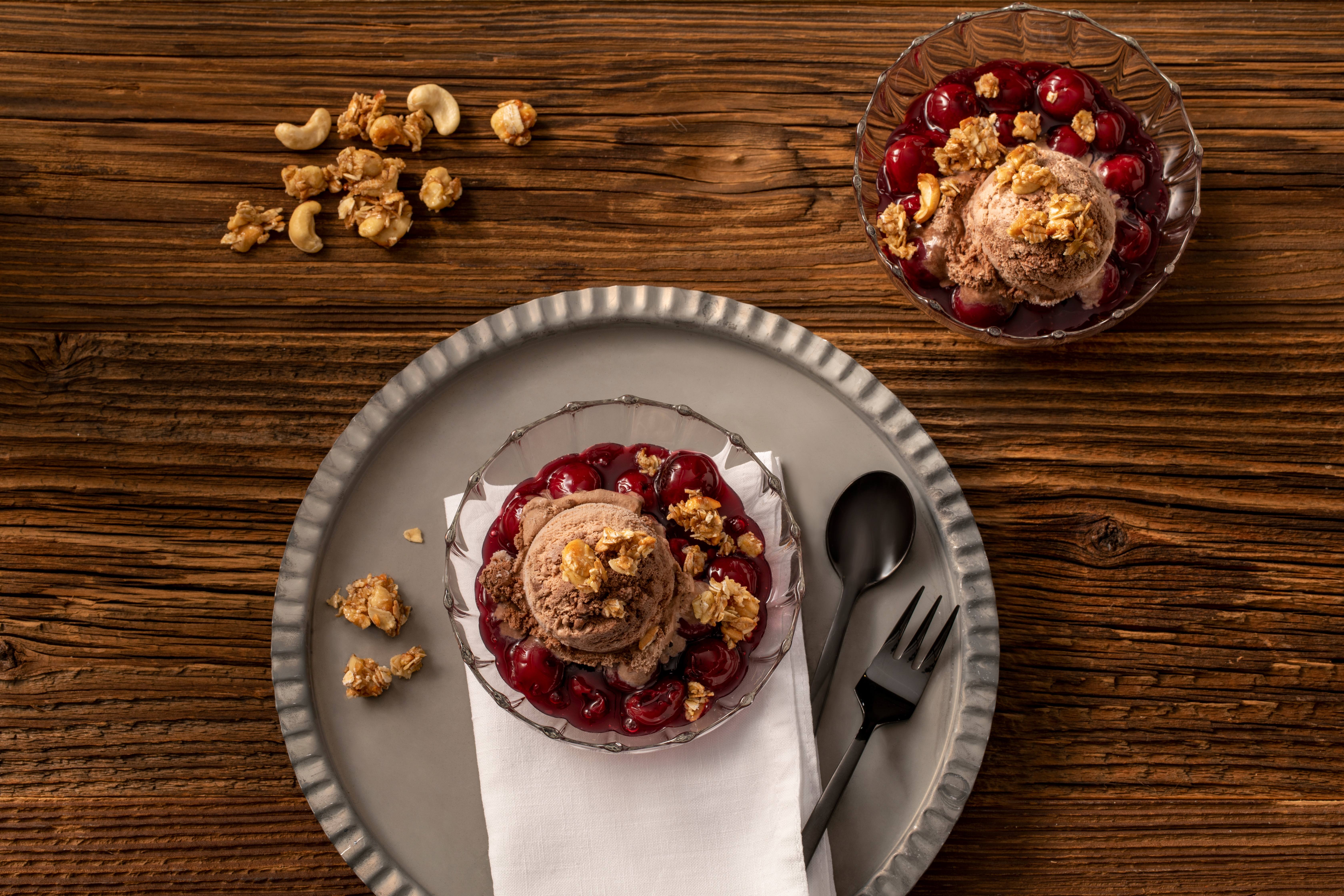 Cremissimo - Eis mit heißen Kirschen und Cashew Dinkel Crunch