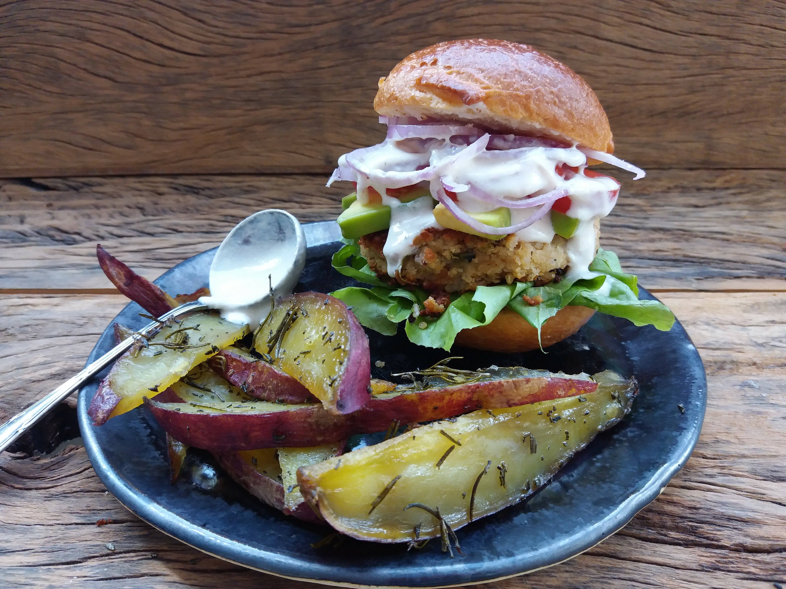 Burger de Painço com Feijão Branco e Molho de Tahine 65 Minutes  recipe
