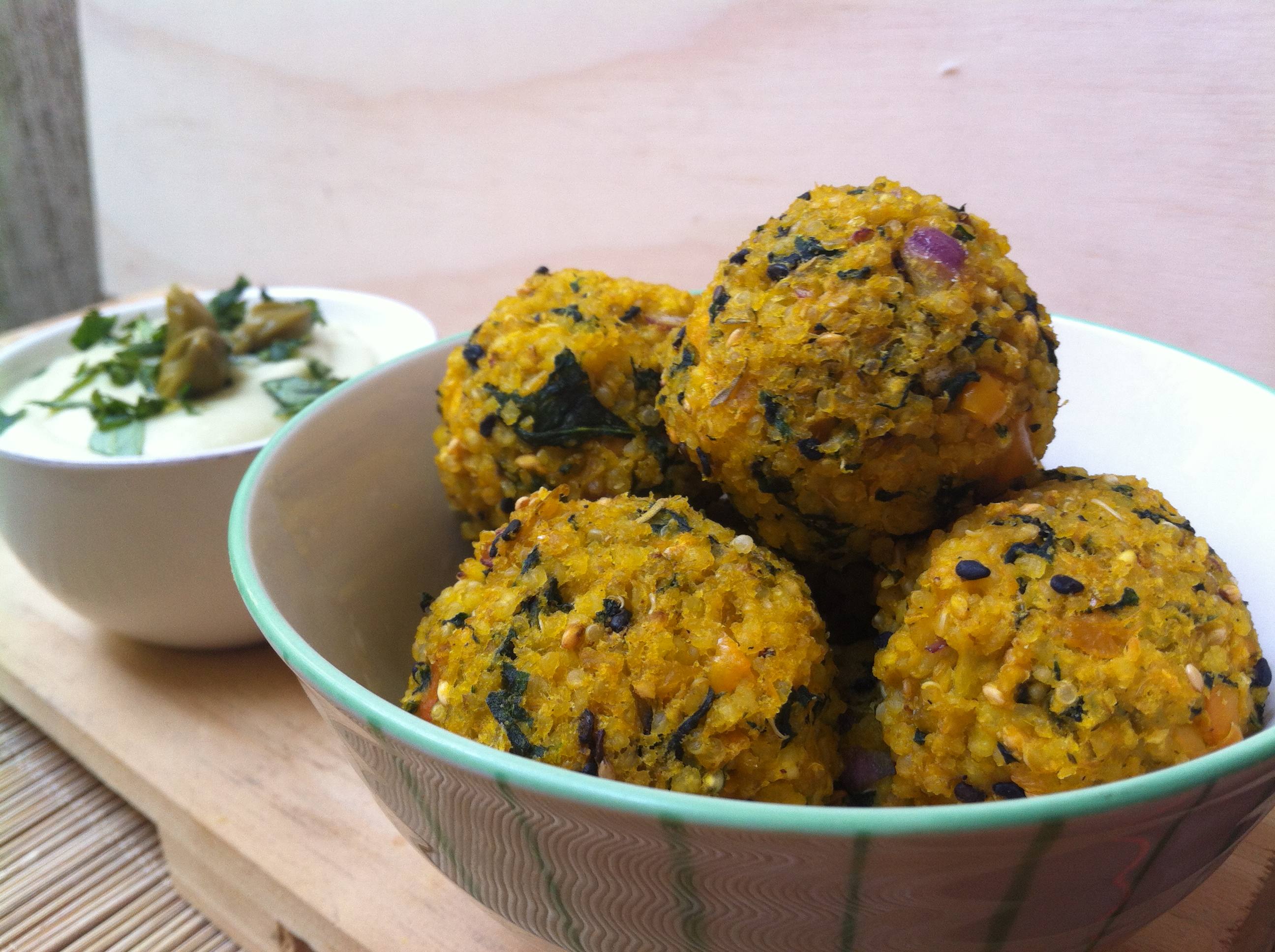 Bolinho de Painço com Quinoa e Abóbora + Maionese Vegana de Alcaparras