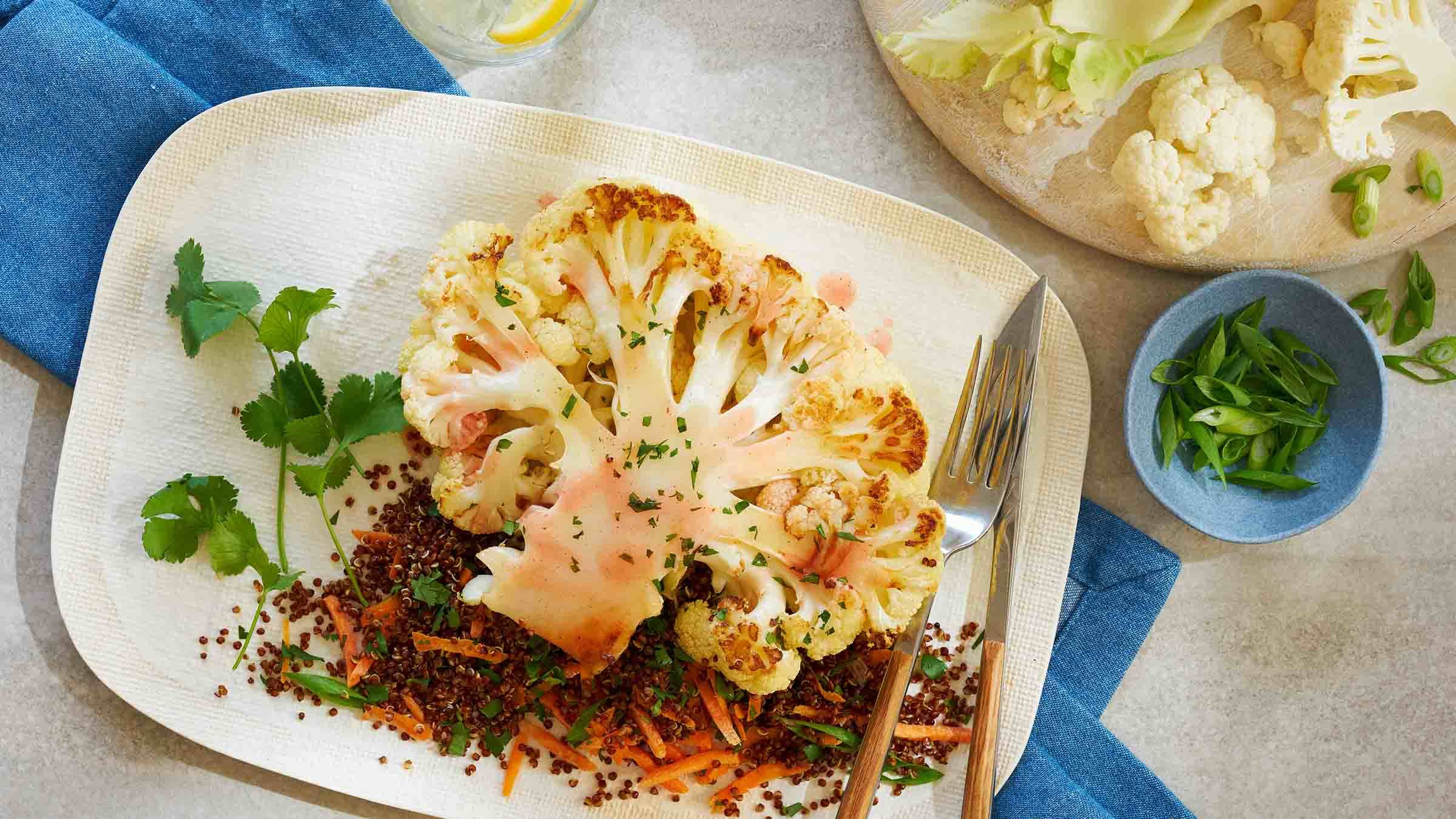 Steaks de chou-fleur au pamplemousse-gingembre et salade de quinoa