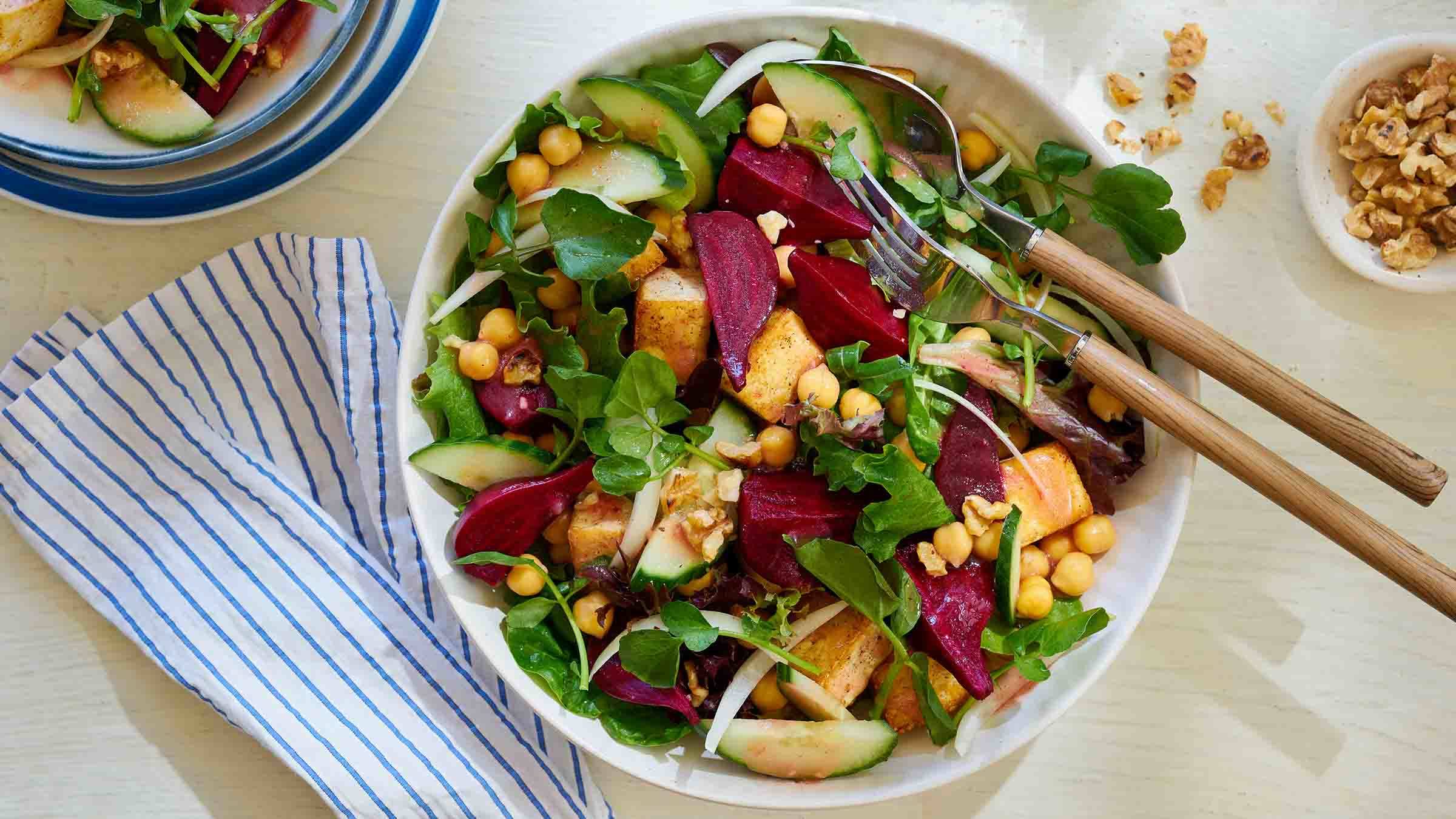 Salade de pamplemousse-gingembre, verdures, pois chiches, betteraves et croûtons de tofu