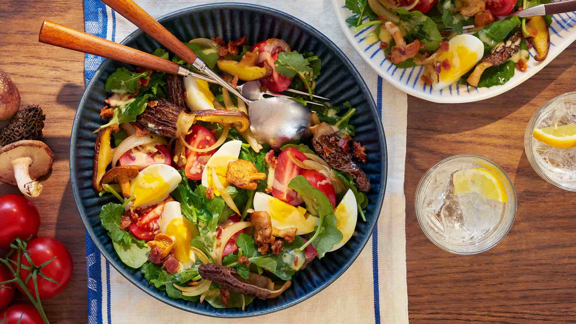Salade chaude de jeune chou frisé, oignons dorés et champignons sauvages avec bacon