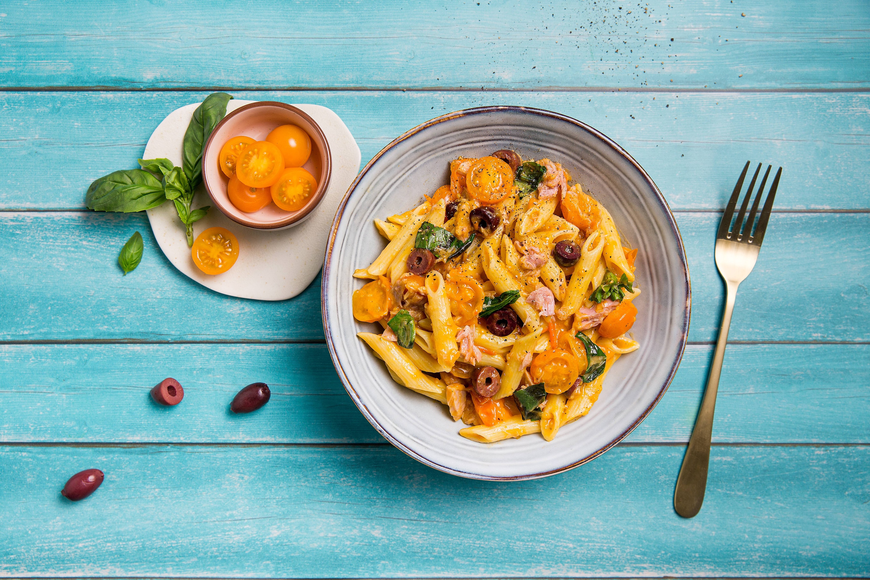 Penne mit Thunfisch, schwarzen Oliven und orangen Tomaten | Knorr