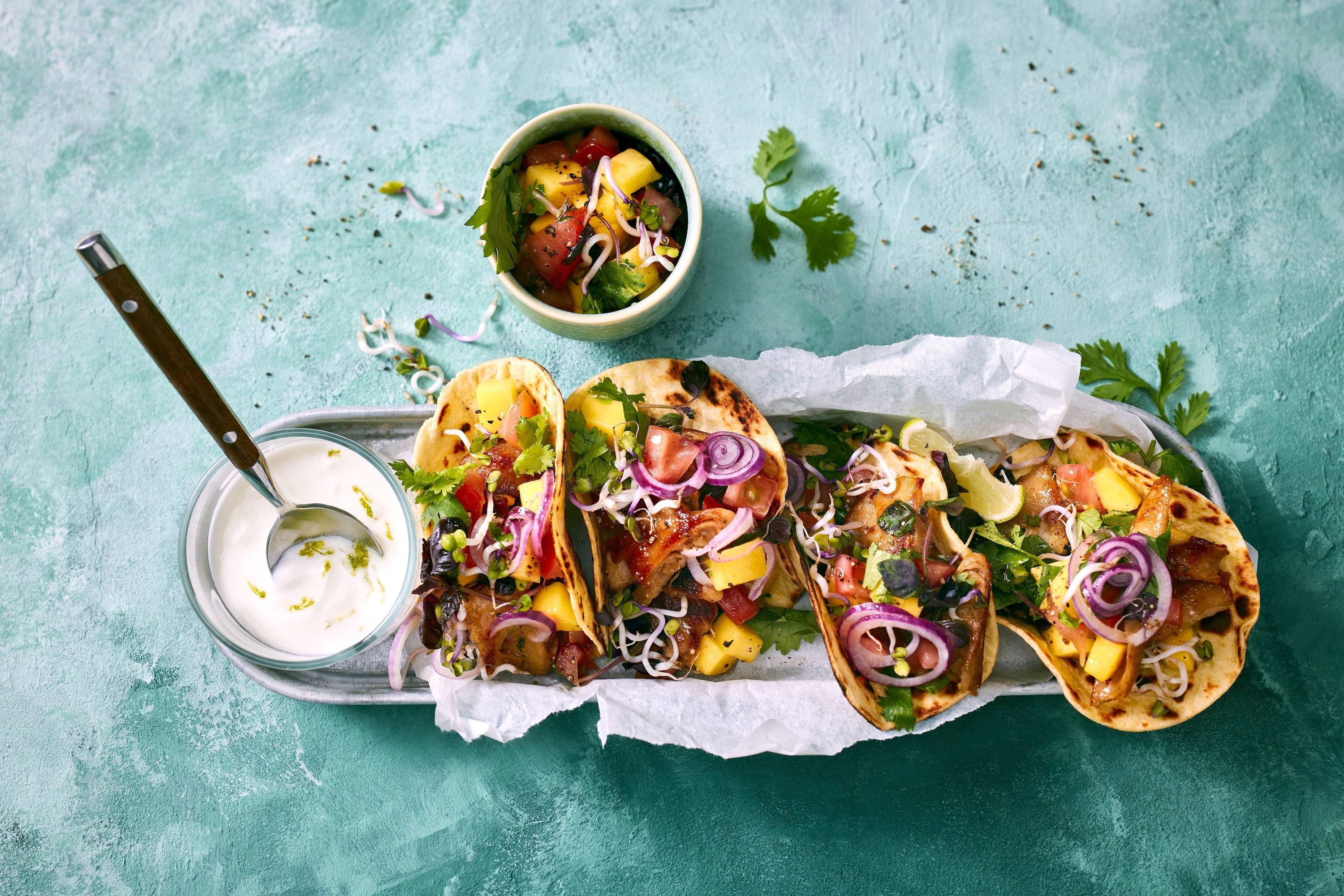 The Vegetarian Butcher - Vegetarische „Chick“en Tacos mit Tomate, Sprossen und Mango