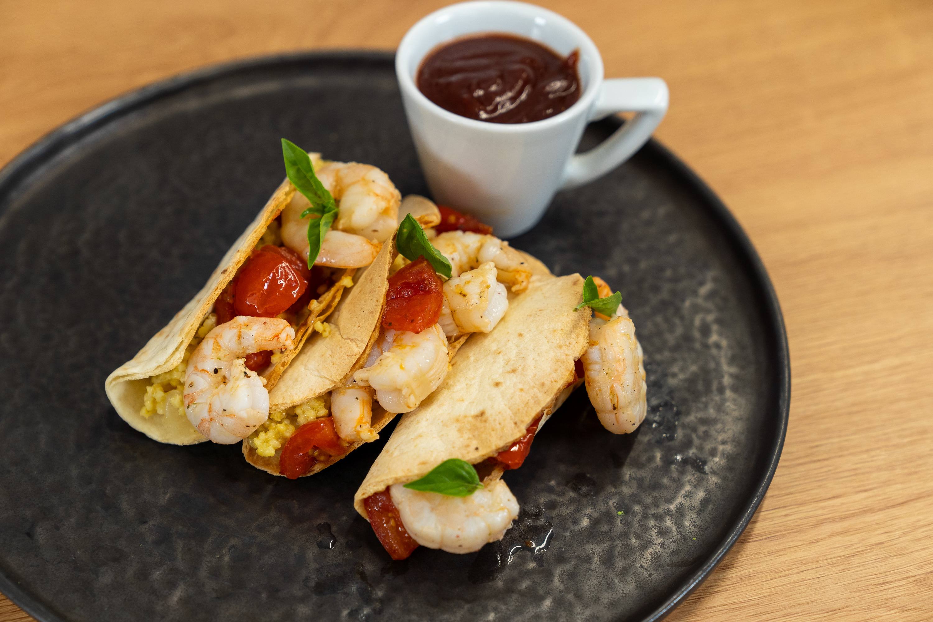 Tacos, polnjen s proseno kašo, gamberi in češnjevim paradižnikom