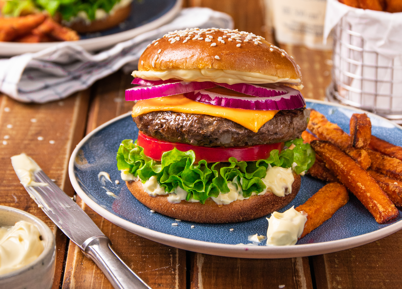 Hamburguesas con boniatos fritos