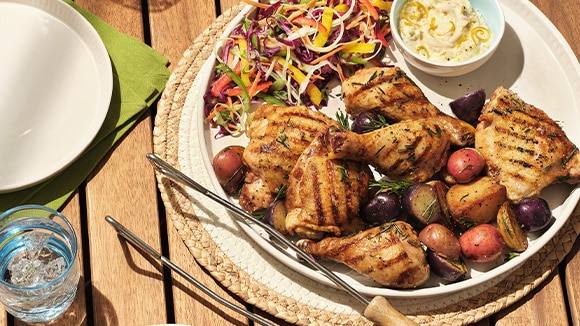 Poulet barbecue d'été classique grillé avec salade de chou arc-en-ciel