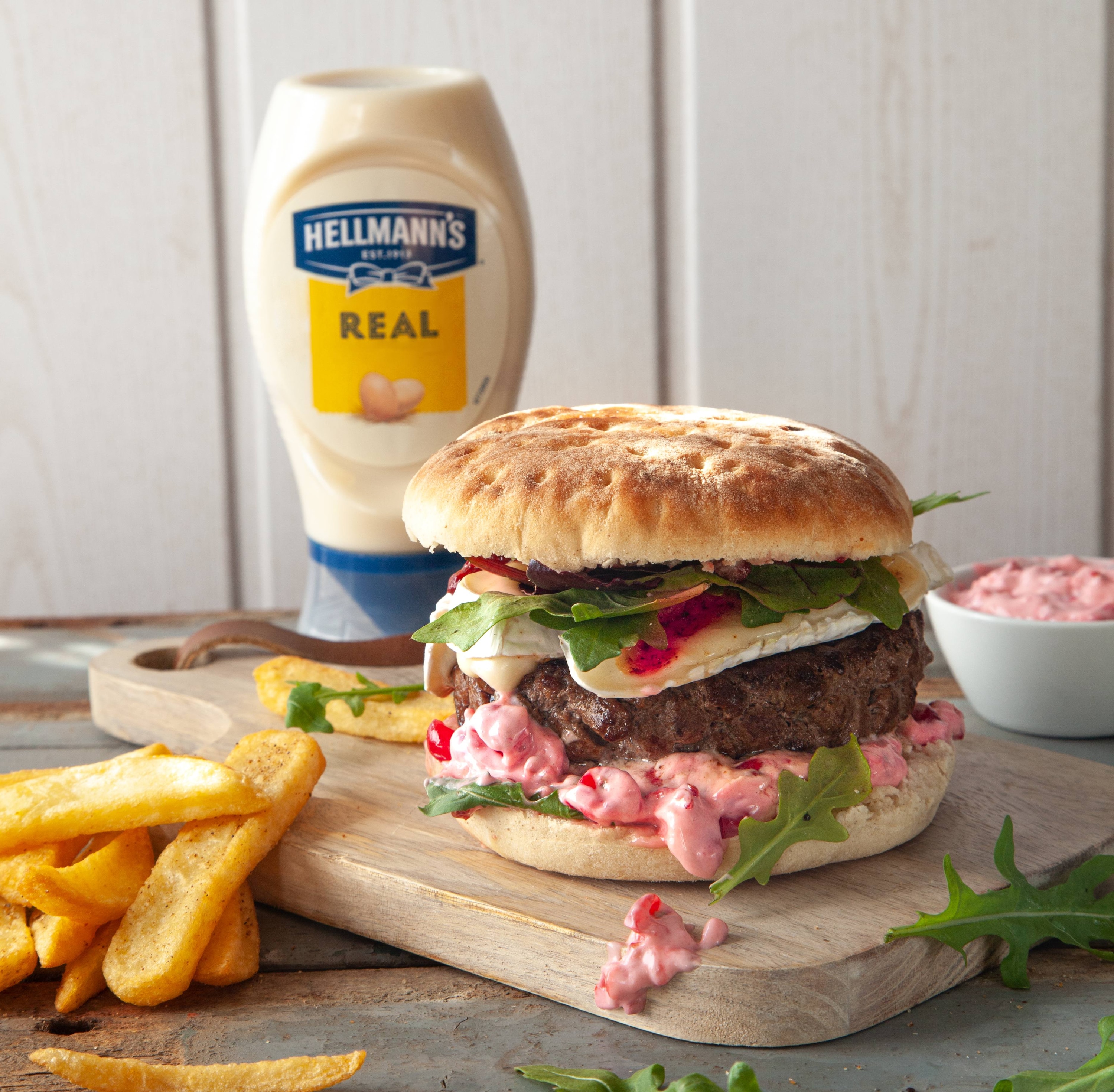 Hellmann's - Camembert Burger mit Preiselbeer-Mayo