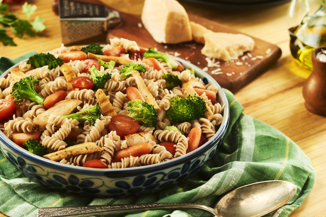 Salada de Fusilli com Batata Doce, Frango e Legumes