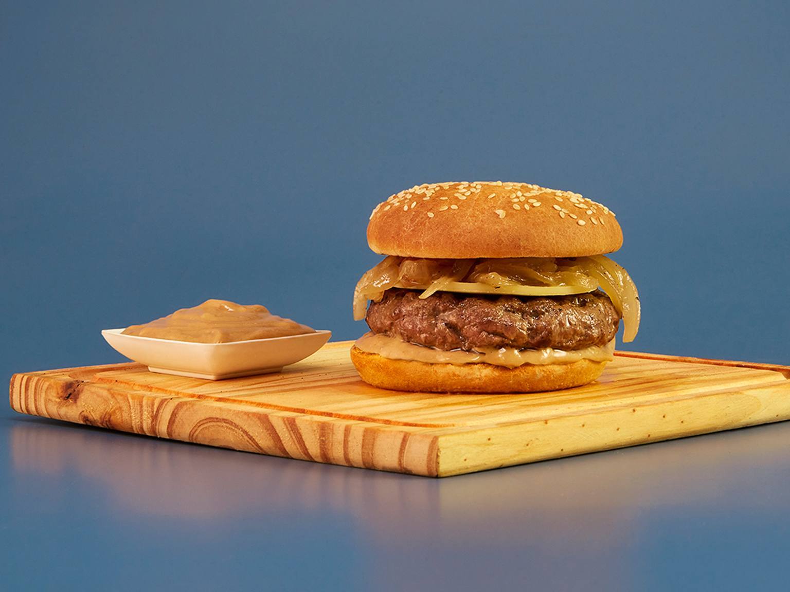 Foto de hamburguesa ahumada a la rosarina versión hellmann's