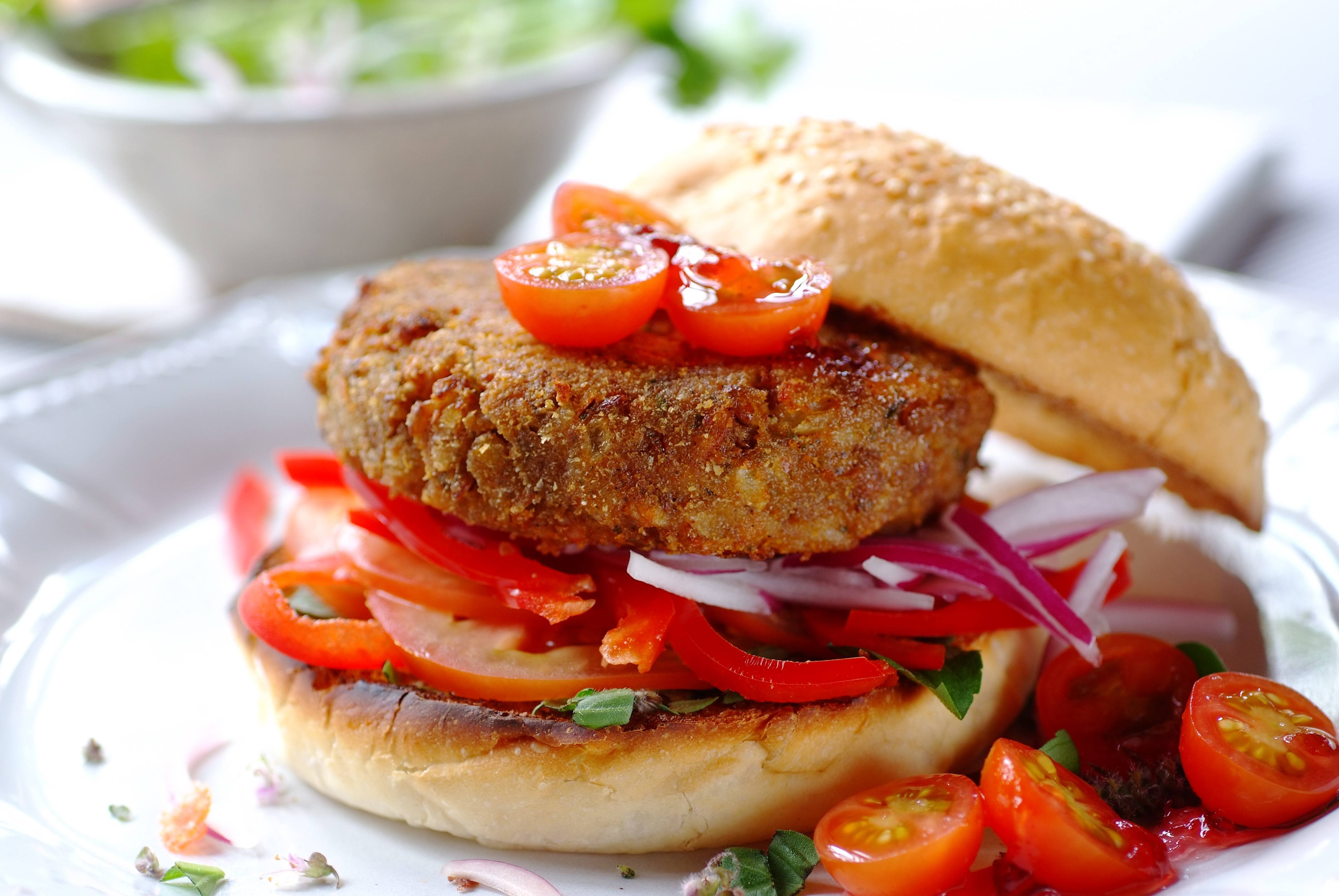 Hamburguesa vegetariana de porotos negros con tomate y cebolla 30 Minutos  recipe