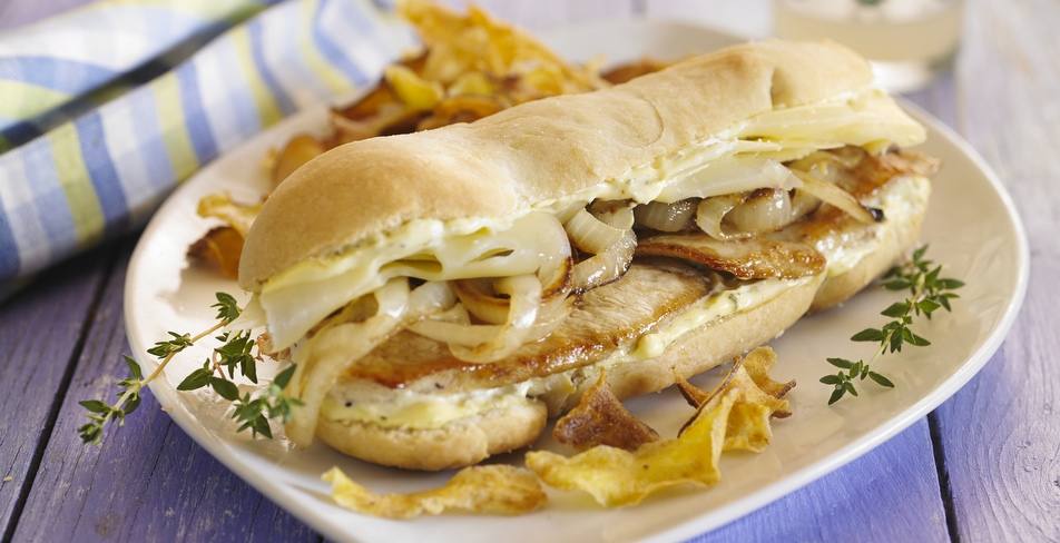 Sándwich caliente de pollo con cebolla grillada y queso gruyere