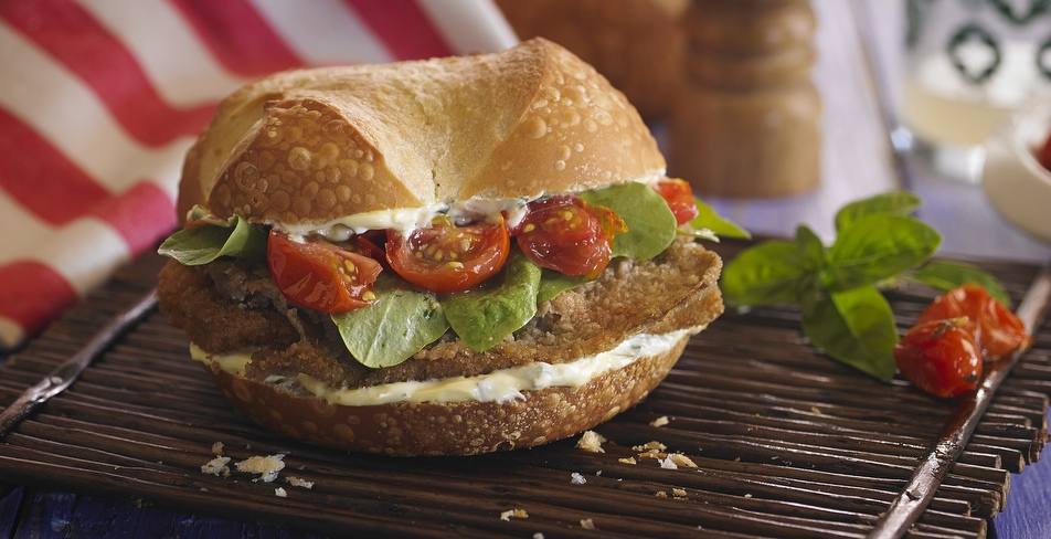 Sandwich caliente de milanesa y berenjena