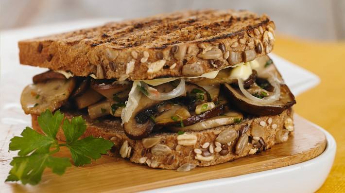 Sandwich de hongos salteados, ajo, perejil, queso fundido y ...