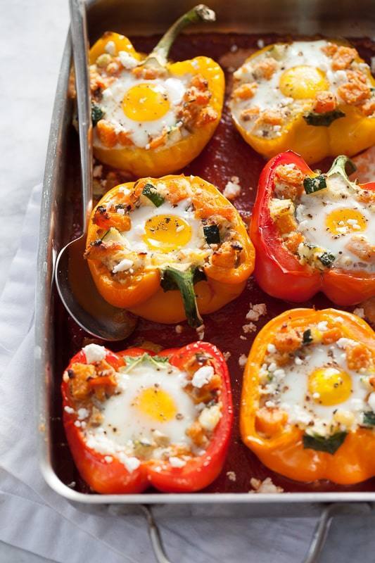 Morrones rellenos con queso y huevo