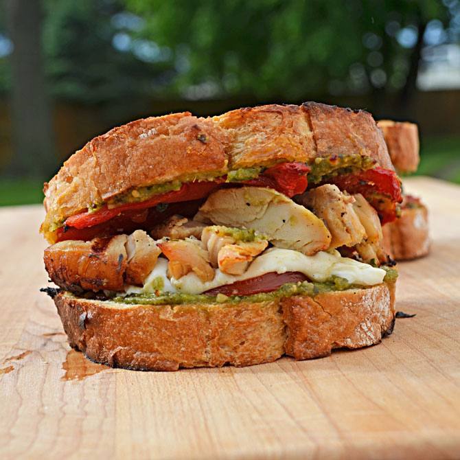 sandwich de pollo con tomates asados