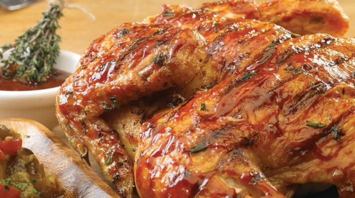 Pollo marinado con Barbacoa con criolla asada