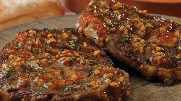 Ojo de bife con chimi, papas y morrones asados