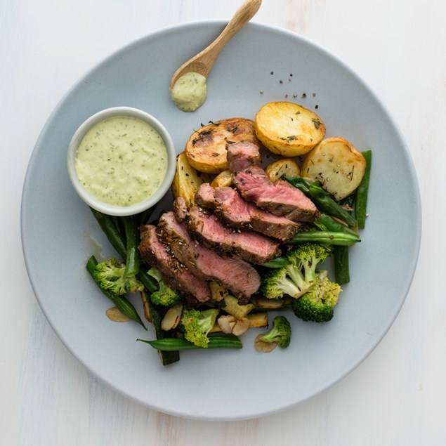 Lomo con papas y salsa de mayonesa