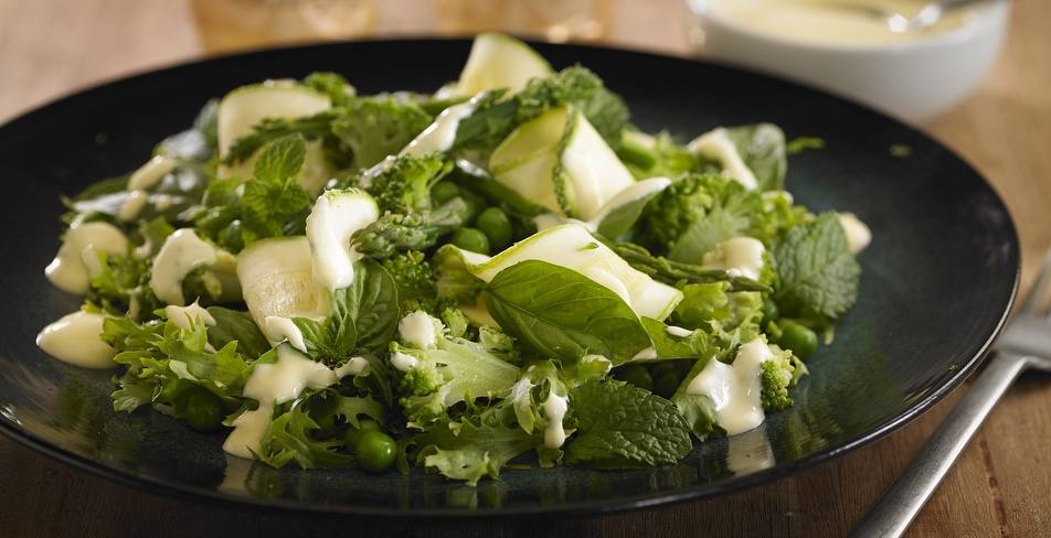 Ensalada verde primavera con hierbas a la hellmans