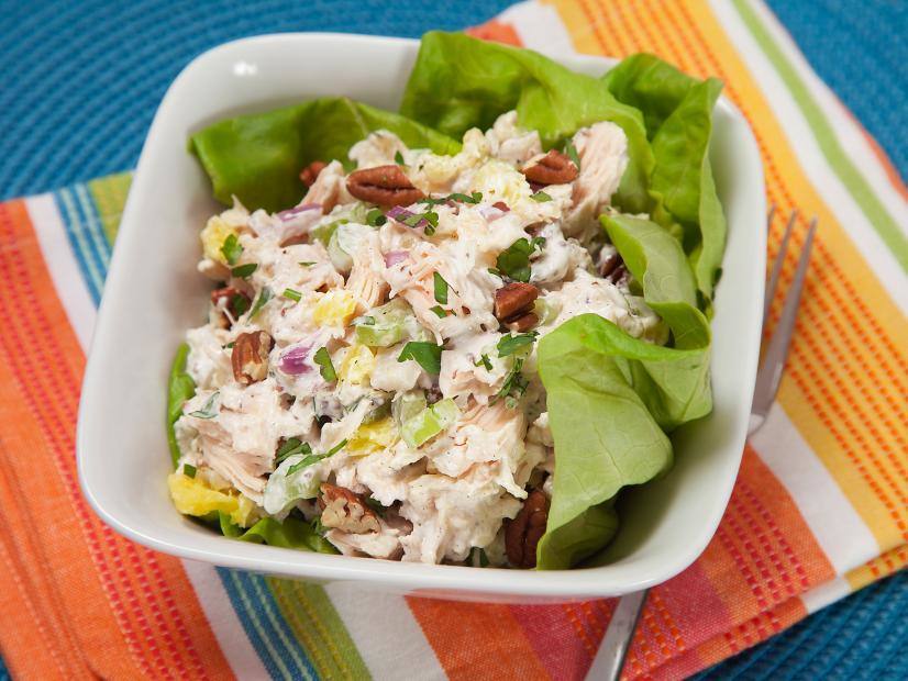ensalada de pollo, ananá y lechuga