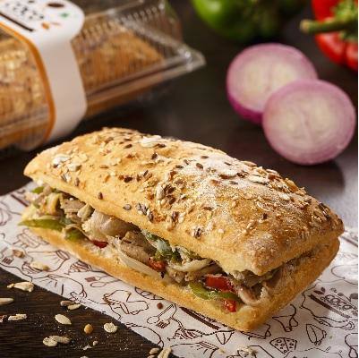 Sandwich de pollo, hongos y romero
