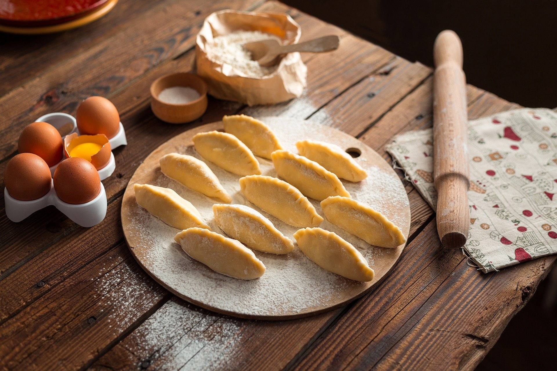 bandeja de empanadas argentinas caseras sobre mesada de cocina