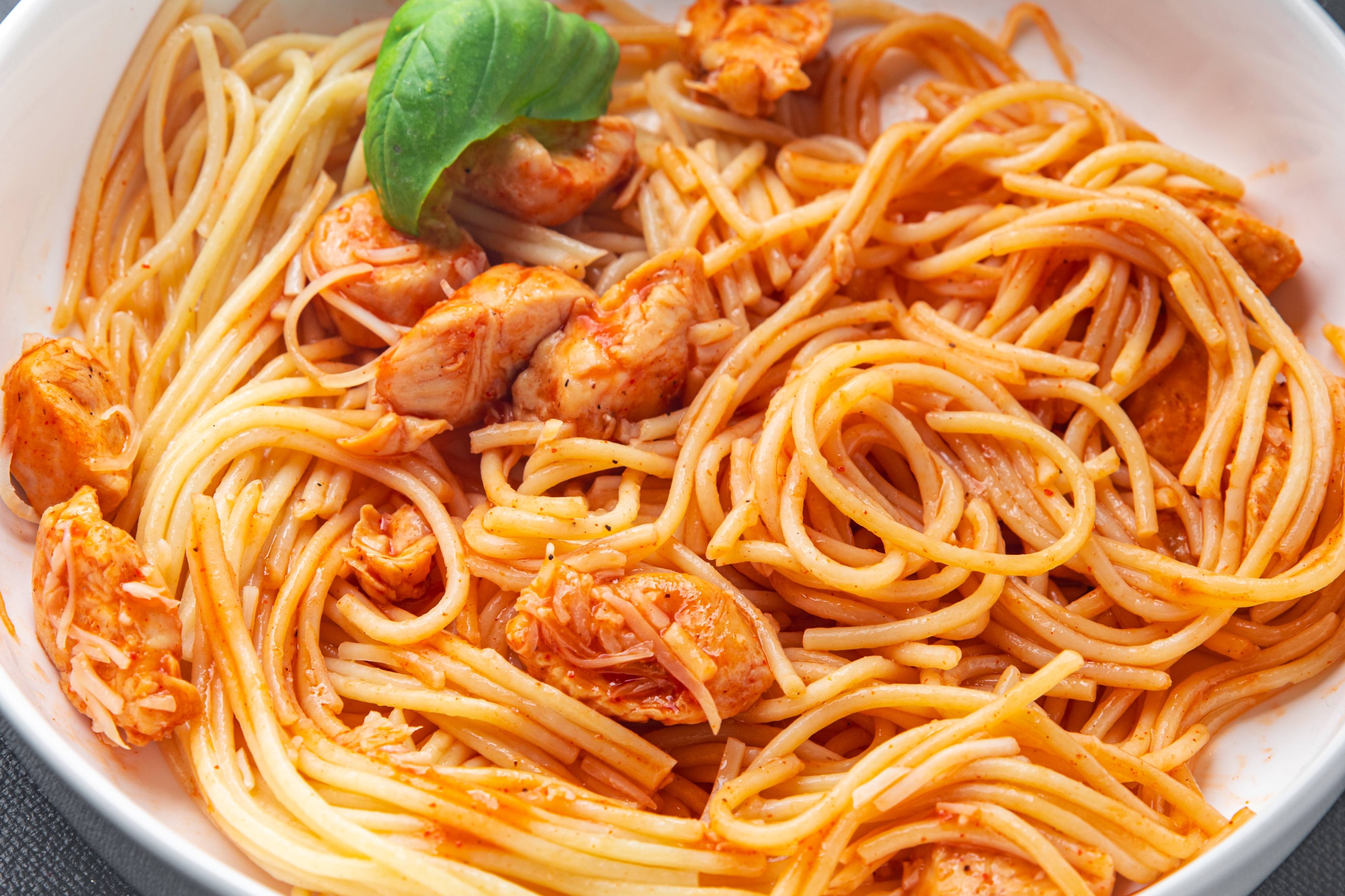 Espaguetti con pollo y salsa al ajo