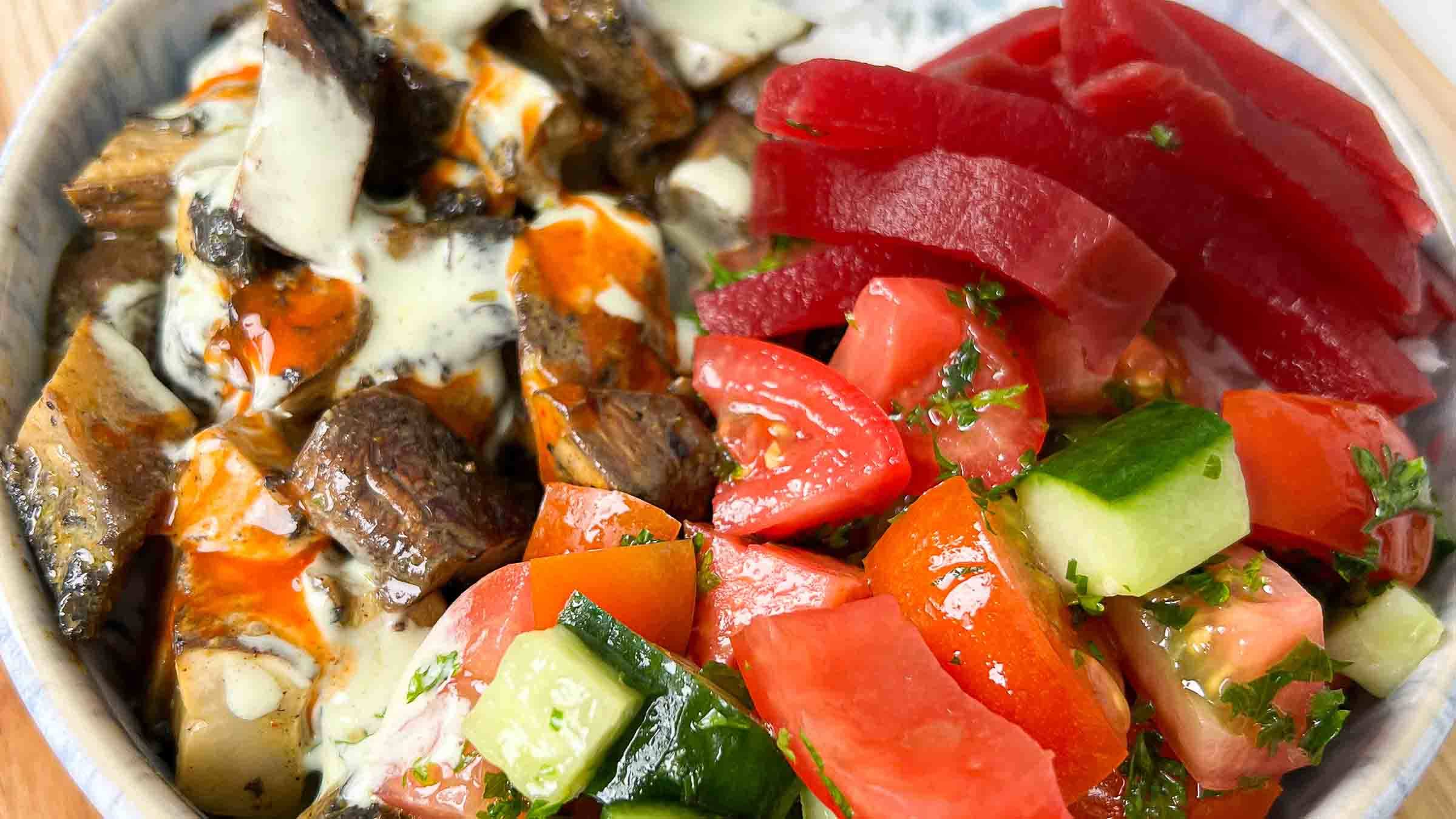 Bol « shawarma » aux champignons avec vinaigrette végétalienne Déesse verte