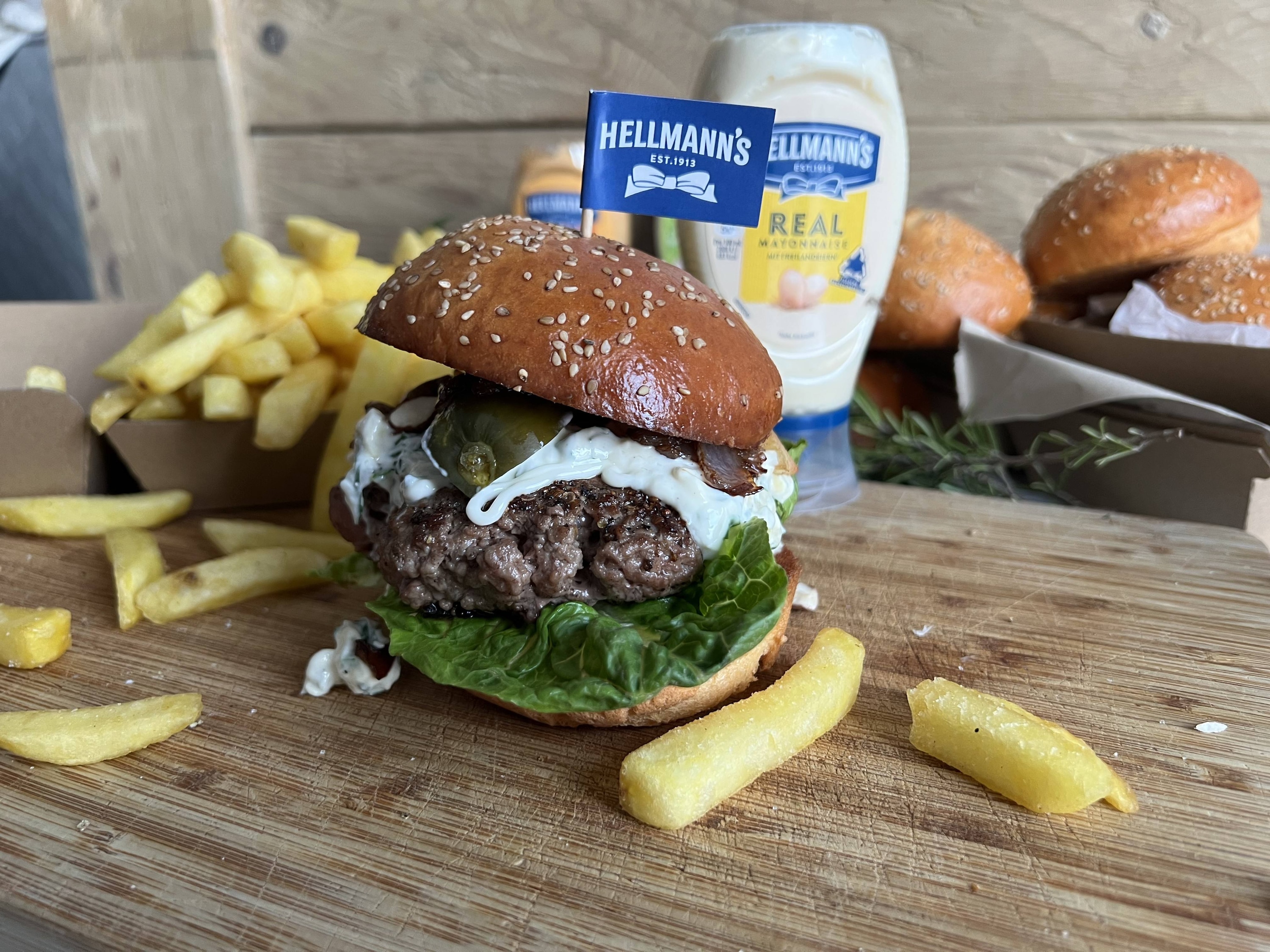 Hellmann's - Blue Cheese Burger mit karamellisierten Zwiebeln und gebrannten Mandeln