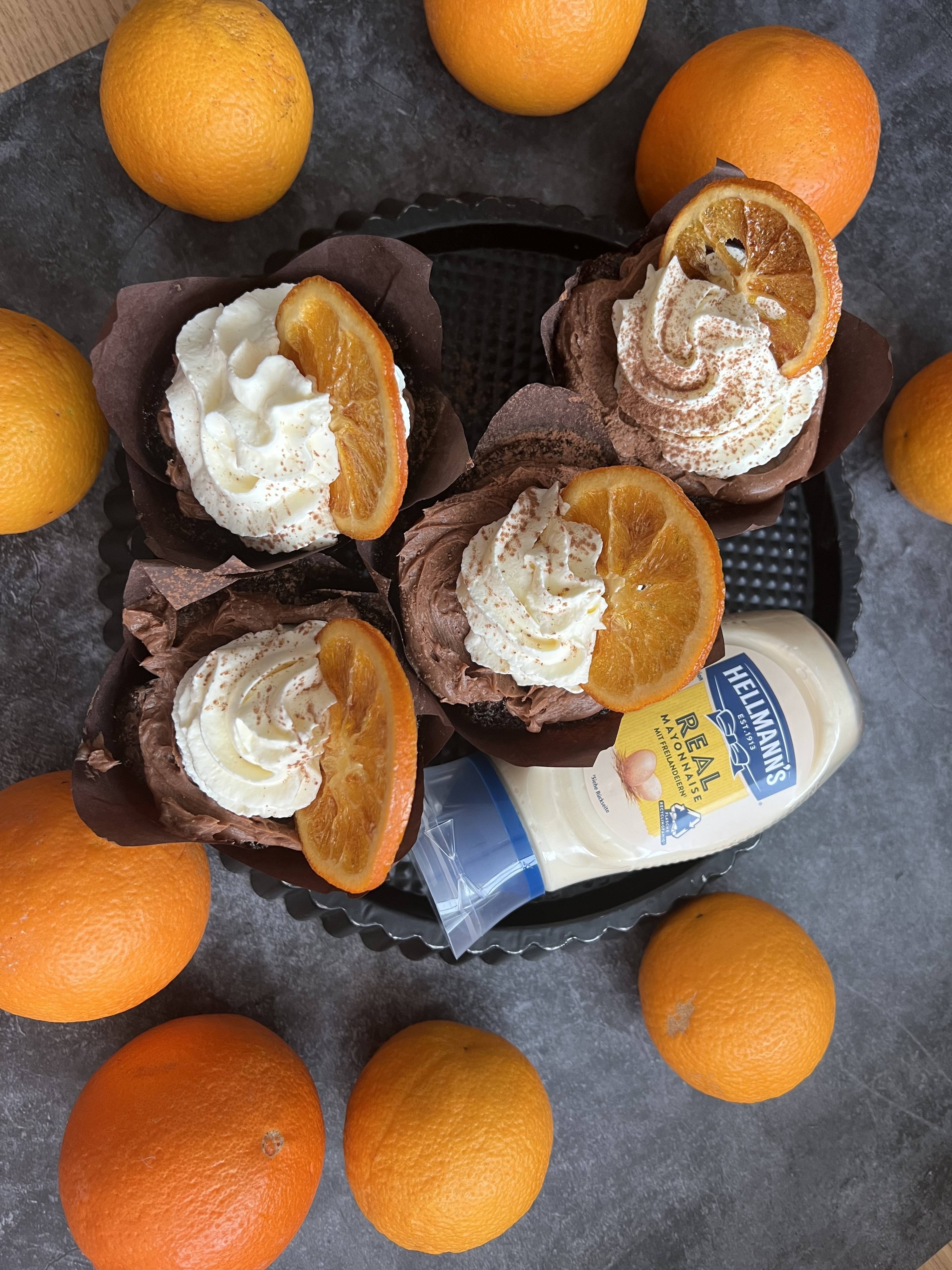 Hellmann's - Schoko-Muffins mit Kaffee-Frosting und kandierten Orangenscheiben