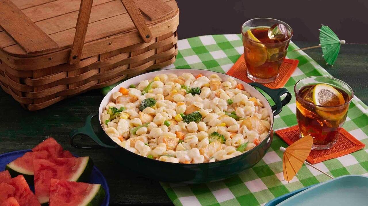 Salade jardinière de pâtes crémeuses à l'ail