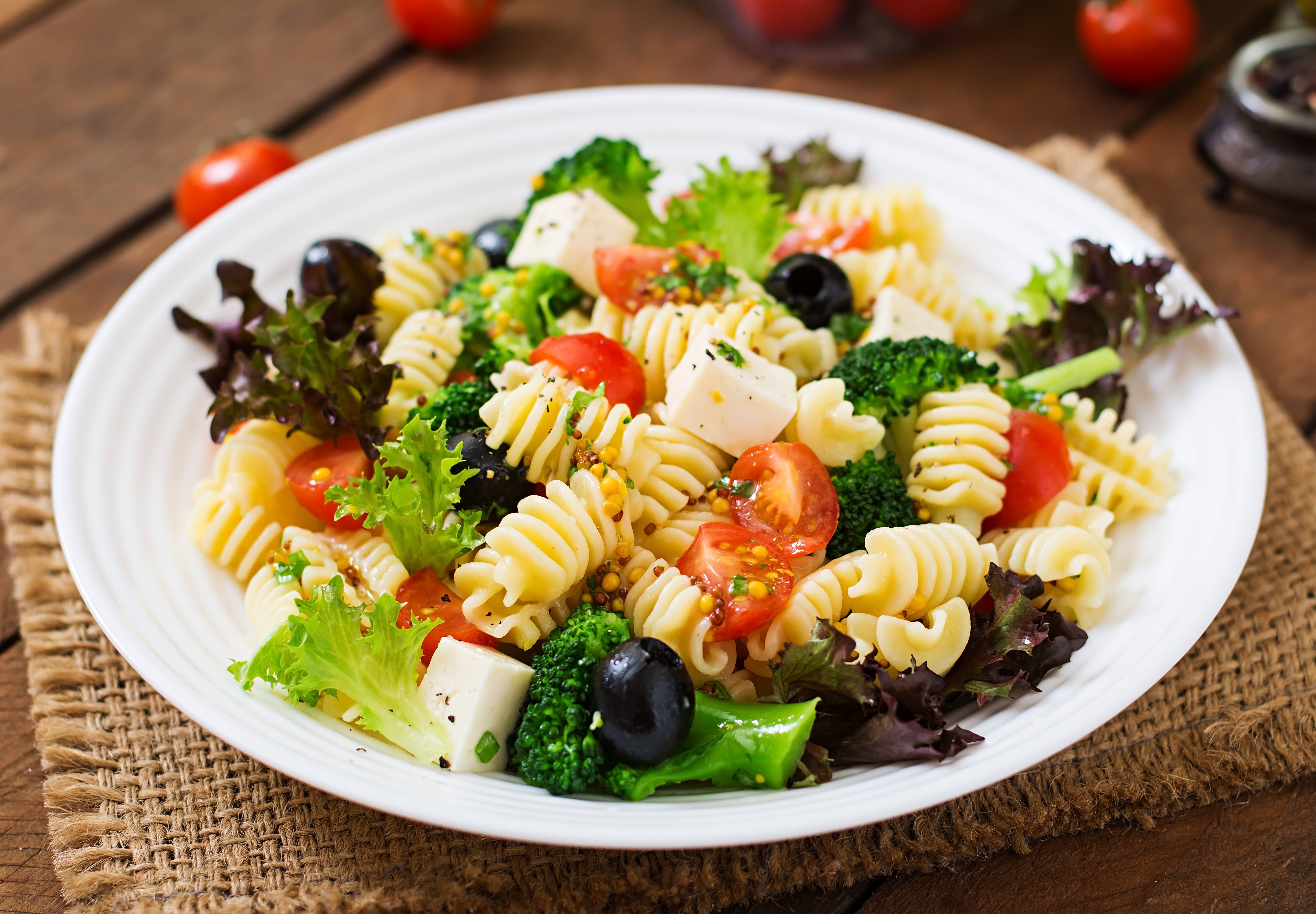 ensalada-griega-con-pasta