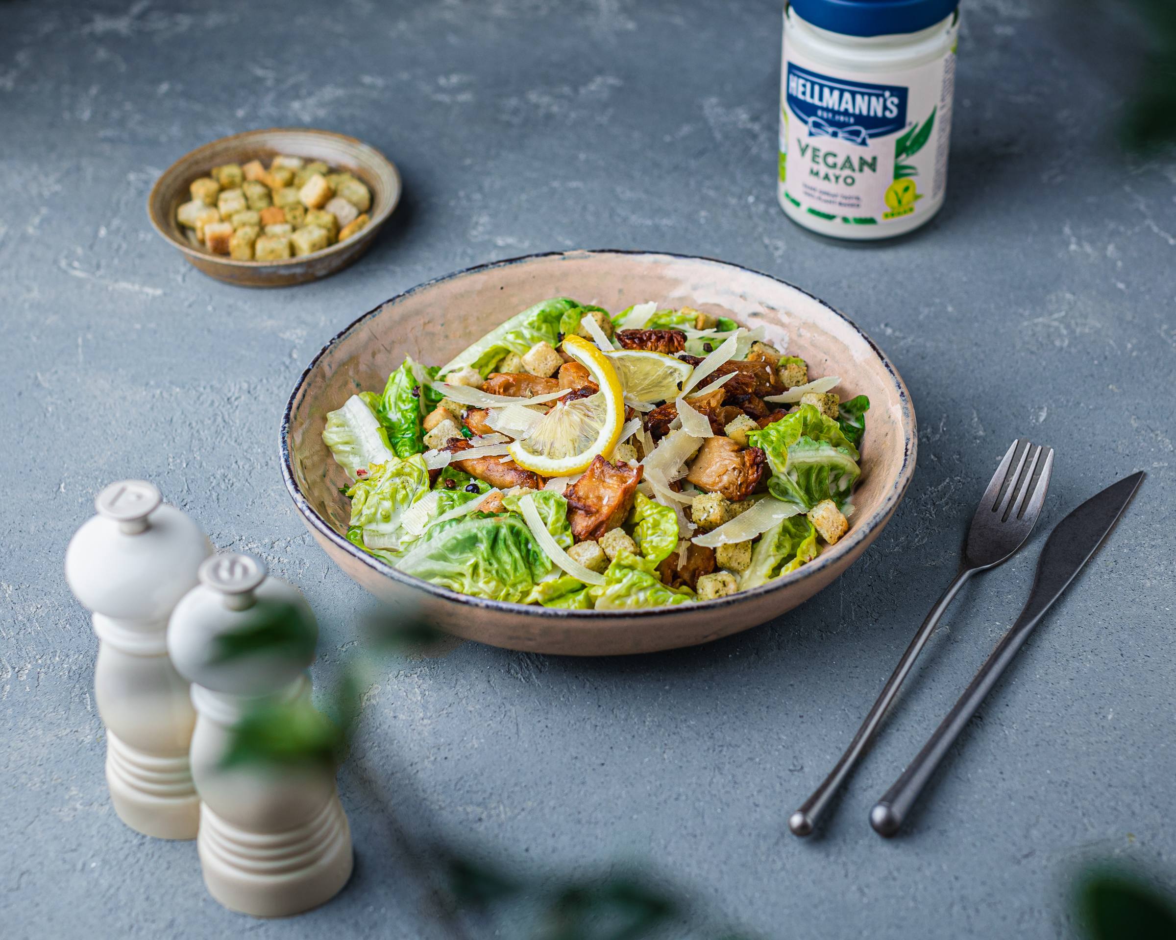 Hellmann's - Veganer Caesar Salad mit Chickeriki Streifen