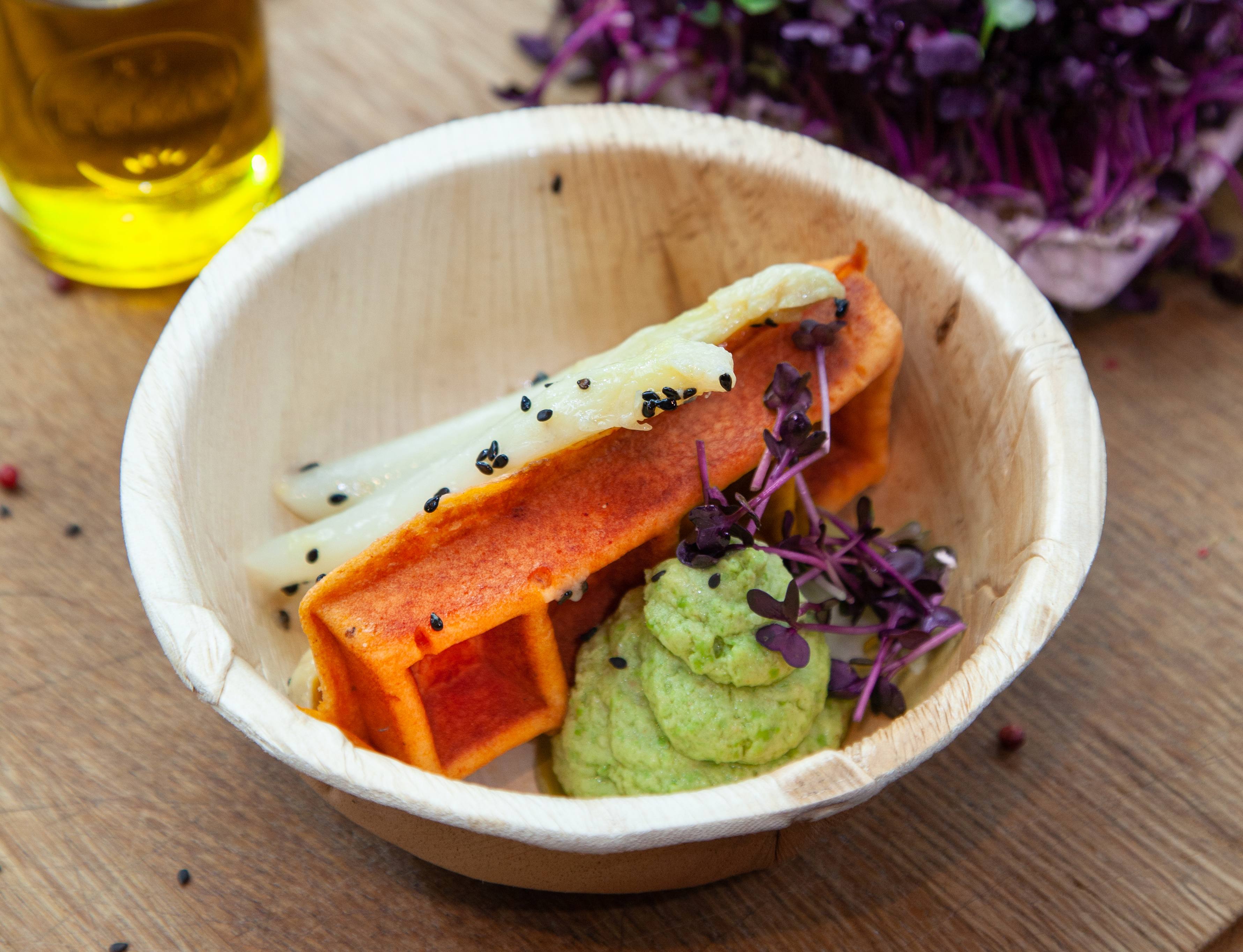 Knorr - OMR-Messe Rezept Tomatenwaffeln mit grünem Hummus