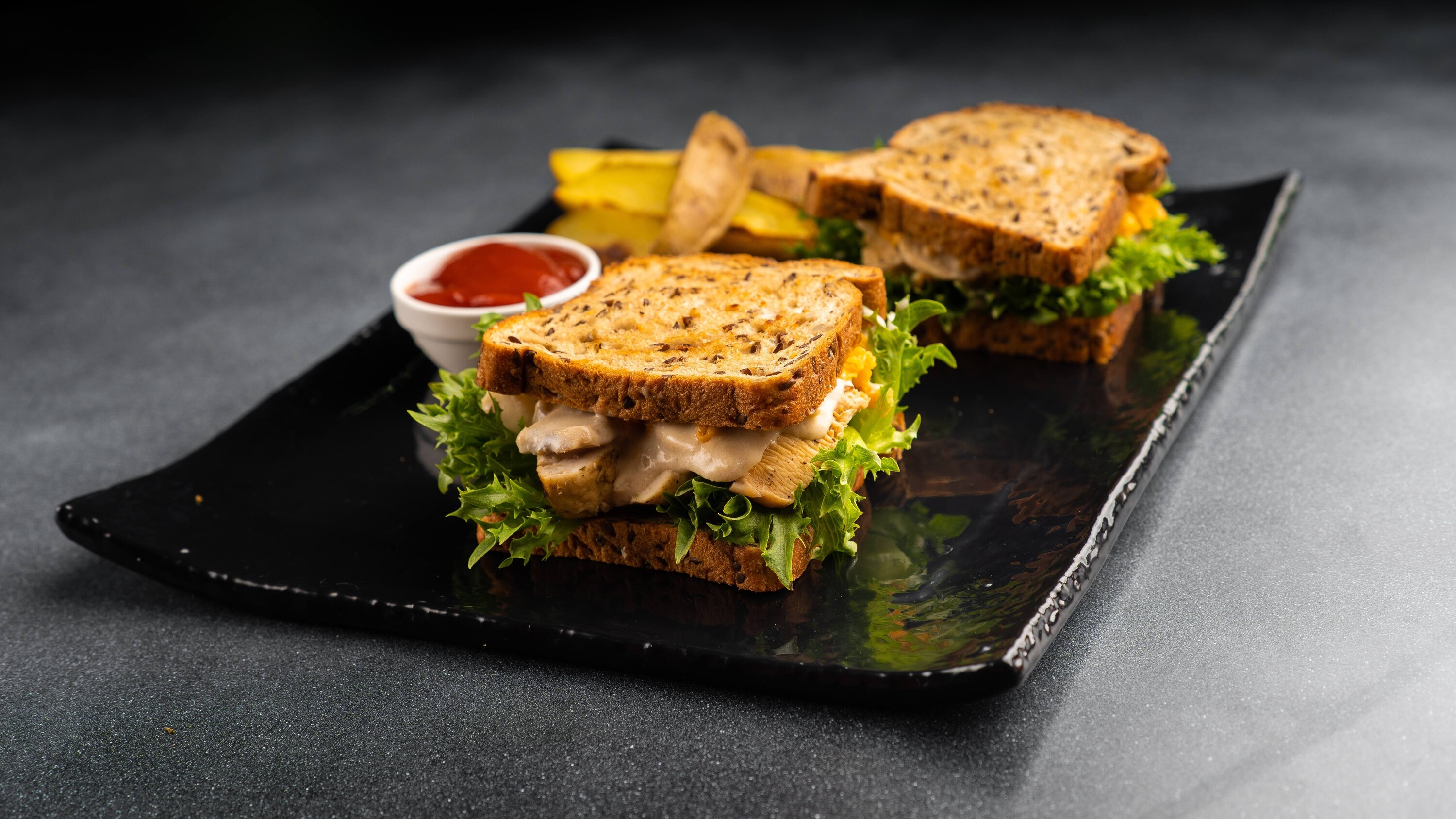 Sandwich-con-salsa-de-hongos-y-aguacate