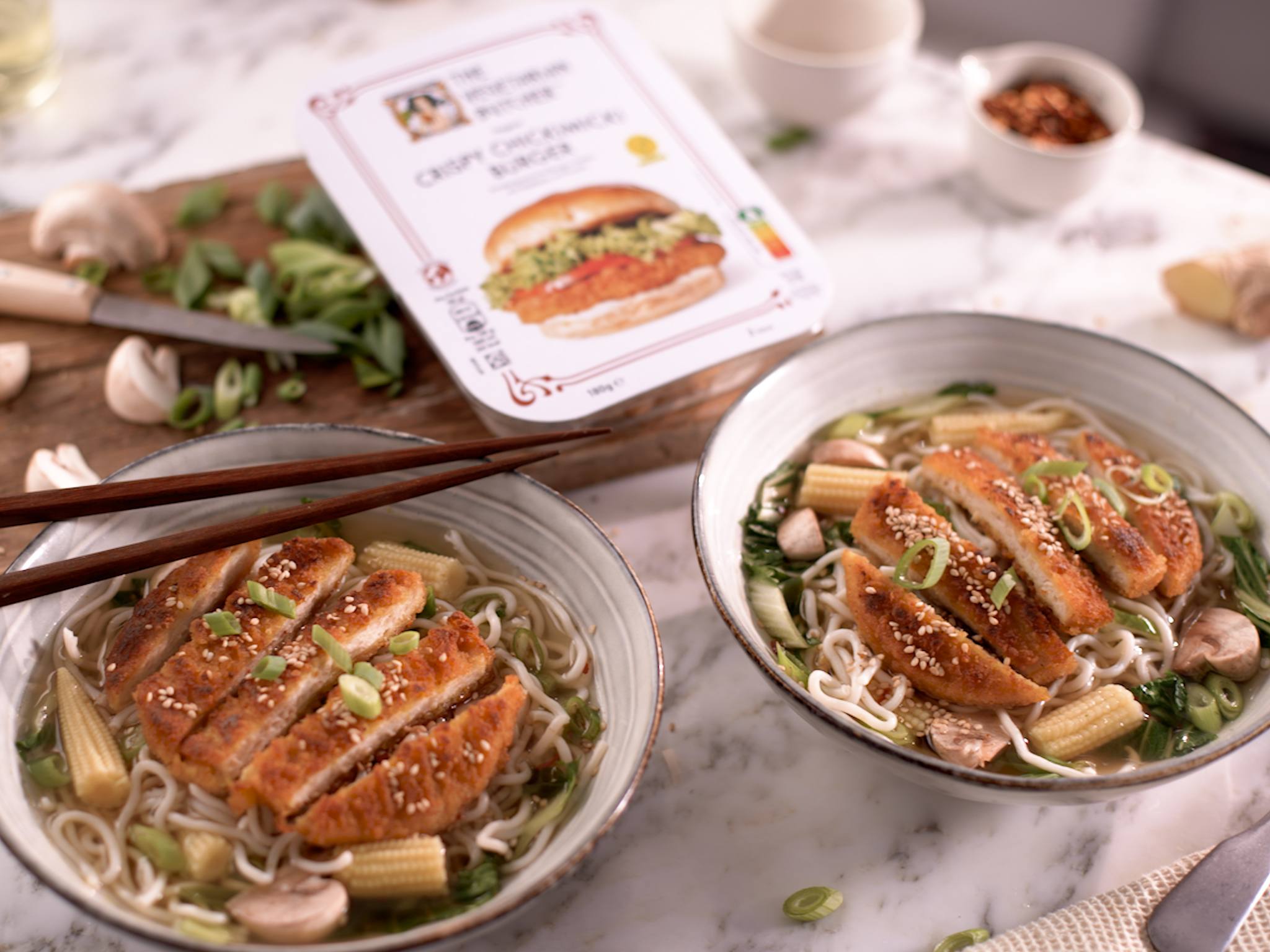 The Vegetarian Butcher - Ramen - Japanische Nudelsuppe mit Gemüse Bouillon und Crispy Chickimicki Burger