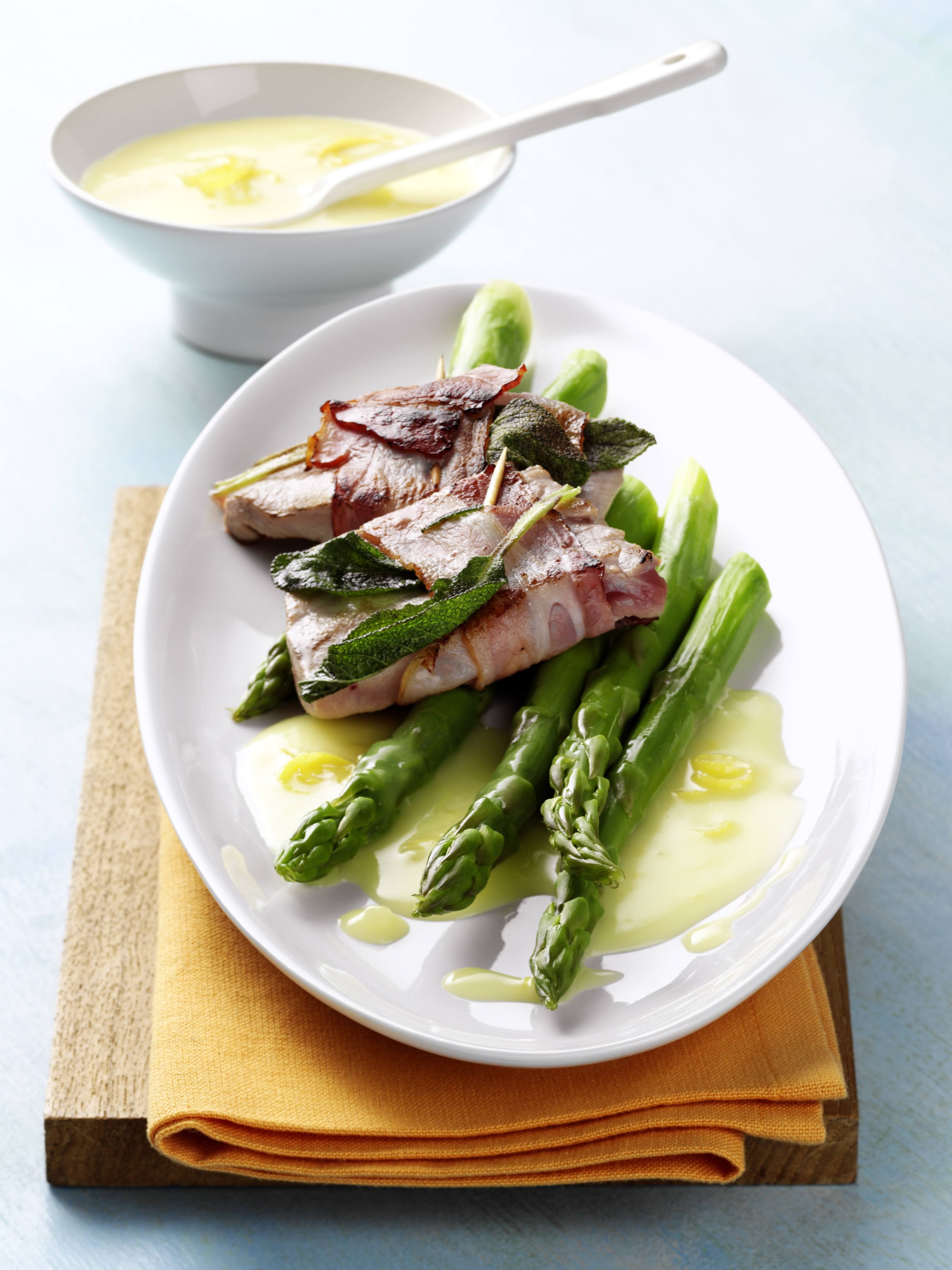 Mondamin - Grüner Spargel mit Zitronensauce und Thunfisch-Saltimbocca