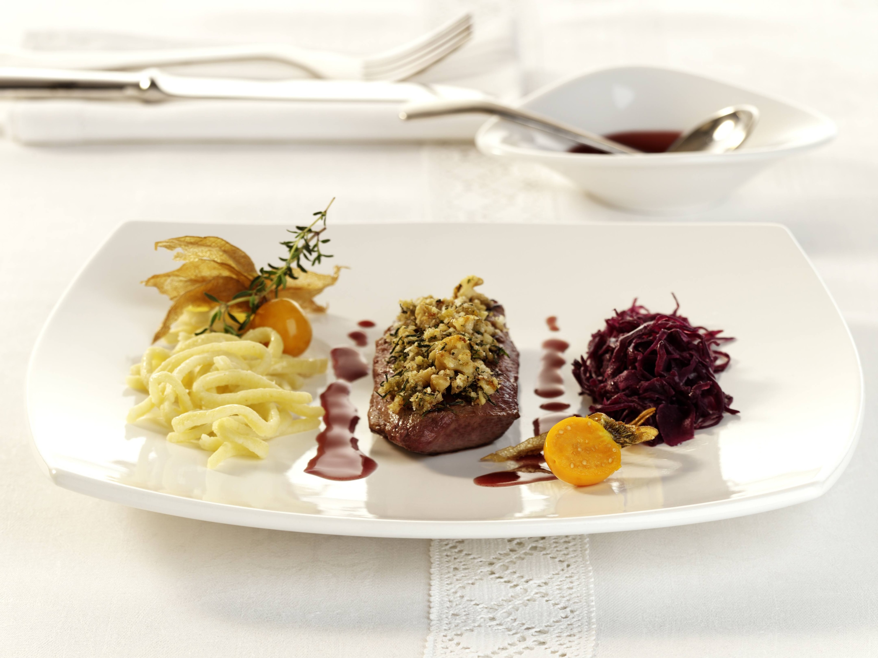 Mondamin - Rehrückenfilet mit Walnuss-Kräuterkruste und Holunder-Bratensauce