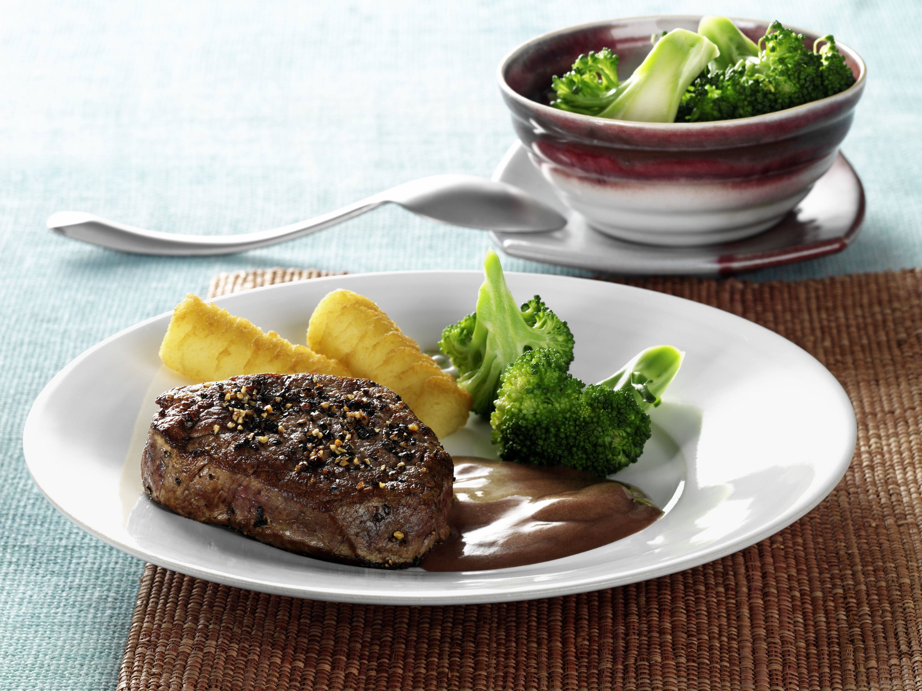 Mondamin - Rinder-Pfeffer-Steak mit Balsamico-Johannisbeer-Espuma