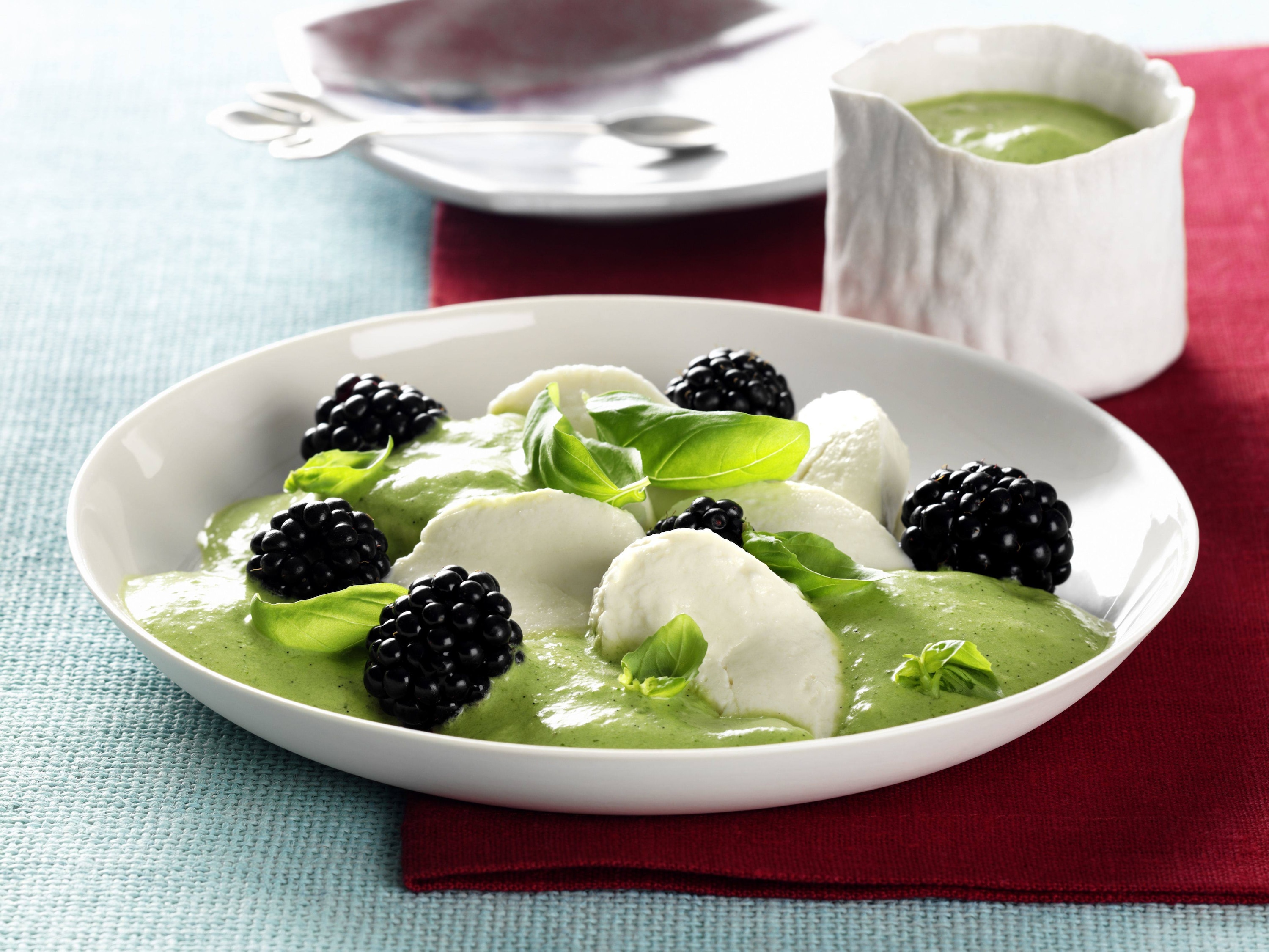 Mondamin - Mozzarella mit Basilikum-Espuma und Brombeeren