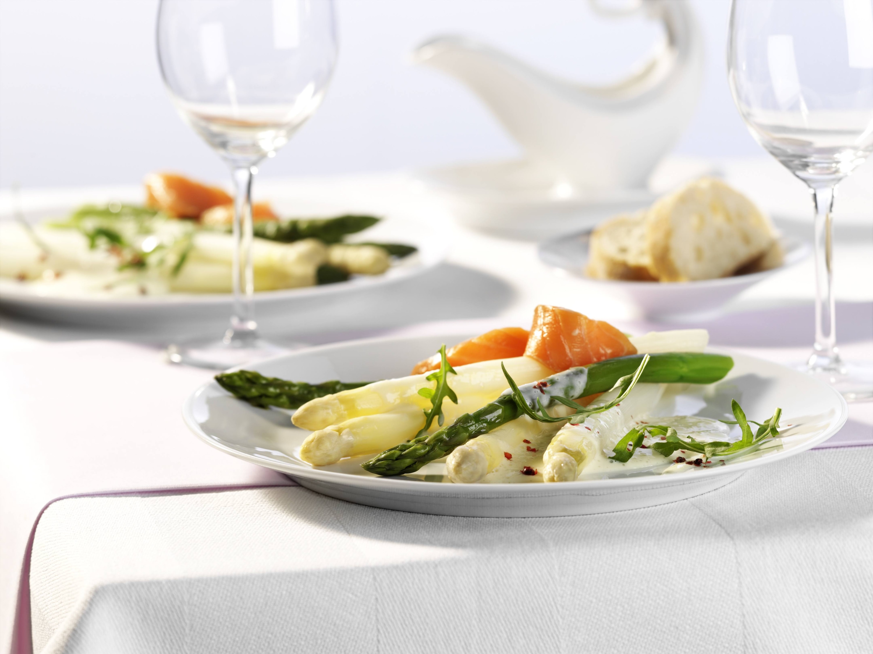 Mondamin - Spargel mit Rosa Pfeffer-Schaum und Räucherlachs