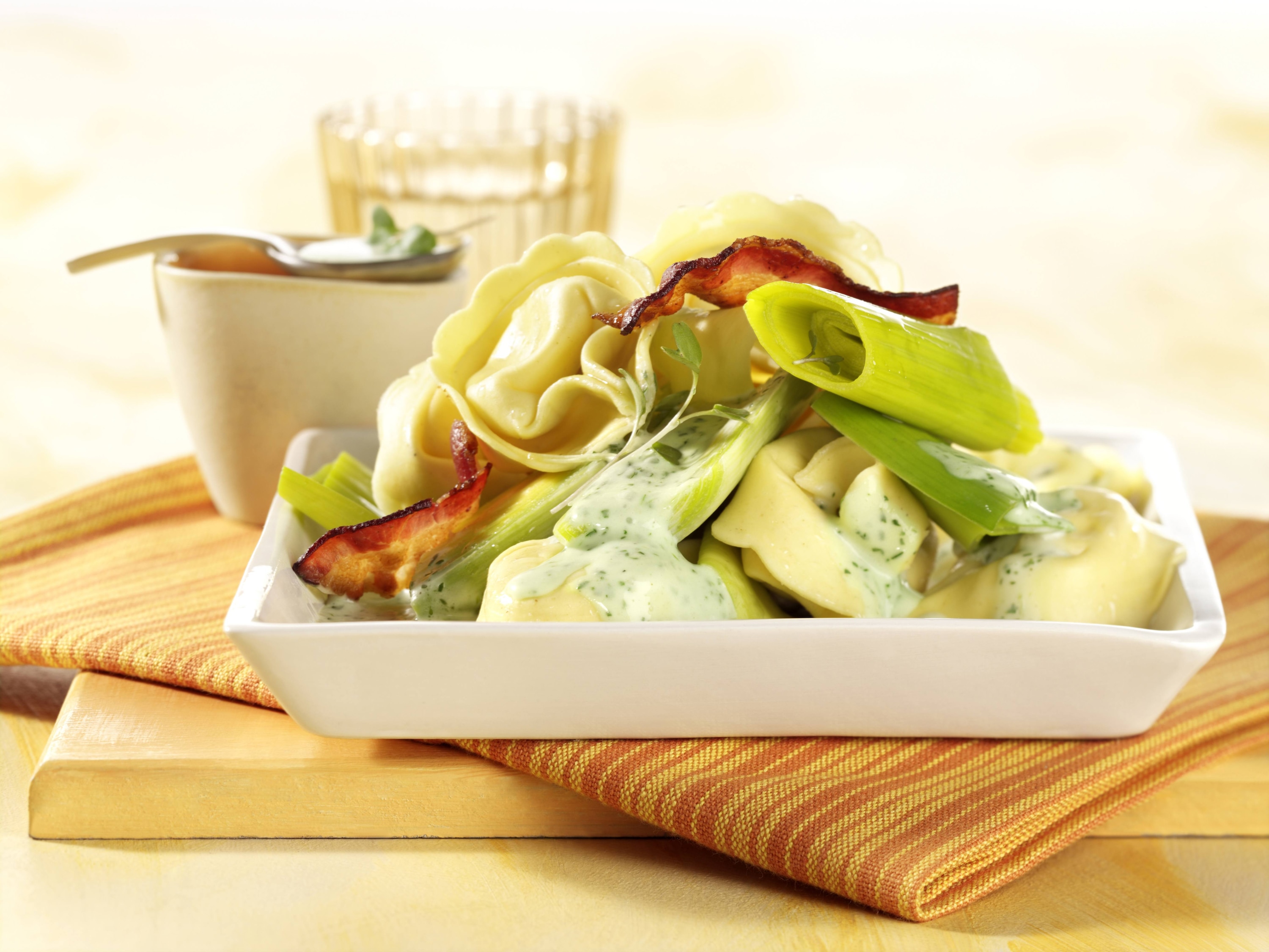 Mondamin - Vier-Käse-Tortelloni in Kresseschaum