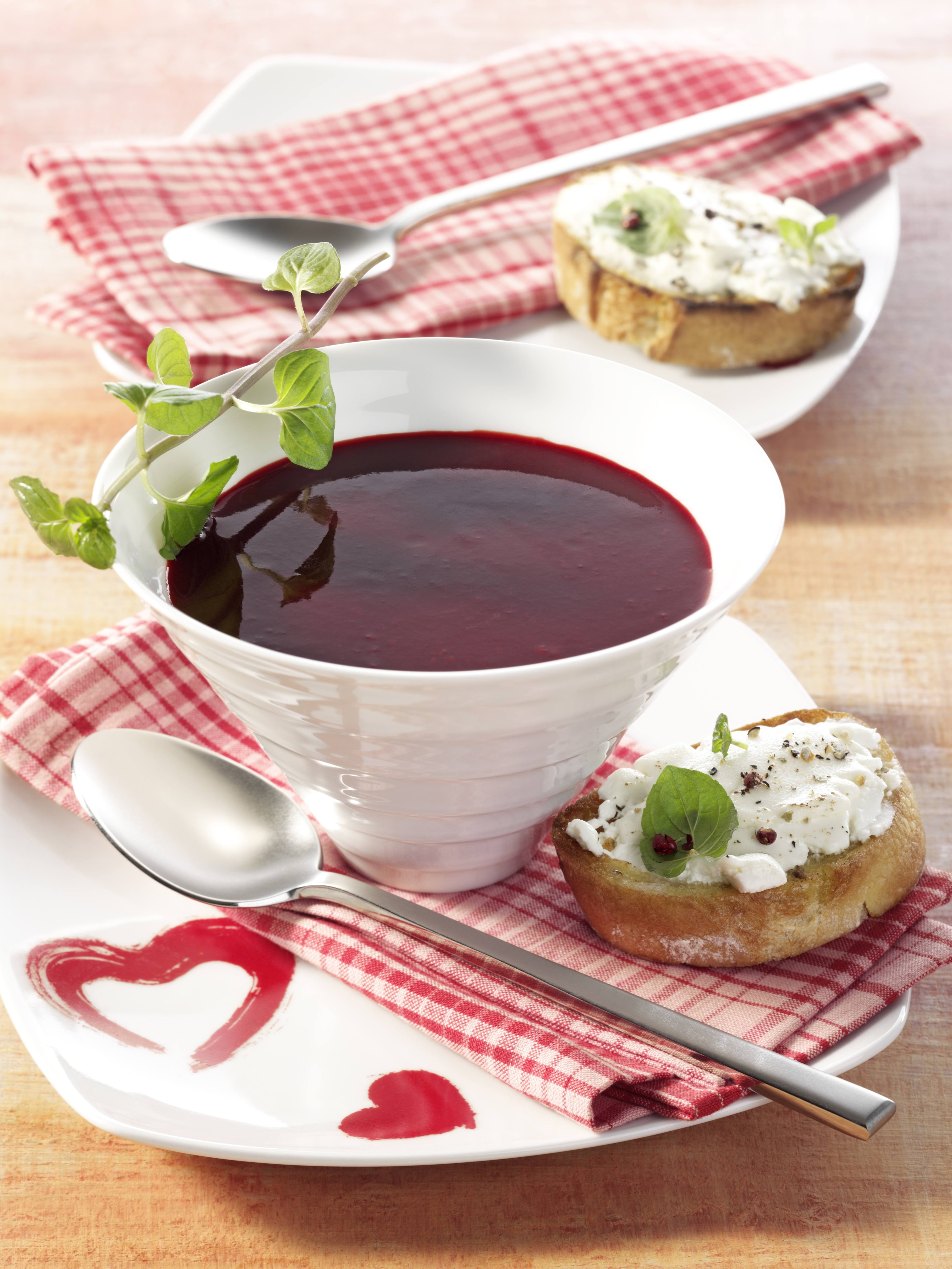 Mondamin - Rote-Beete-Himbeer-Suppe mit Ziegenkäse-Crostini 30 Minuten  recipe