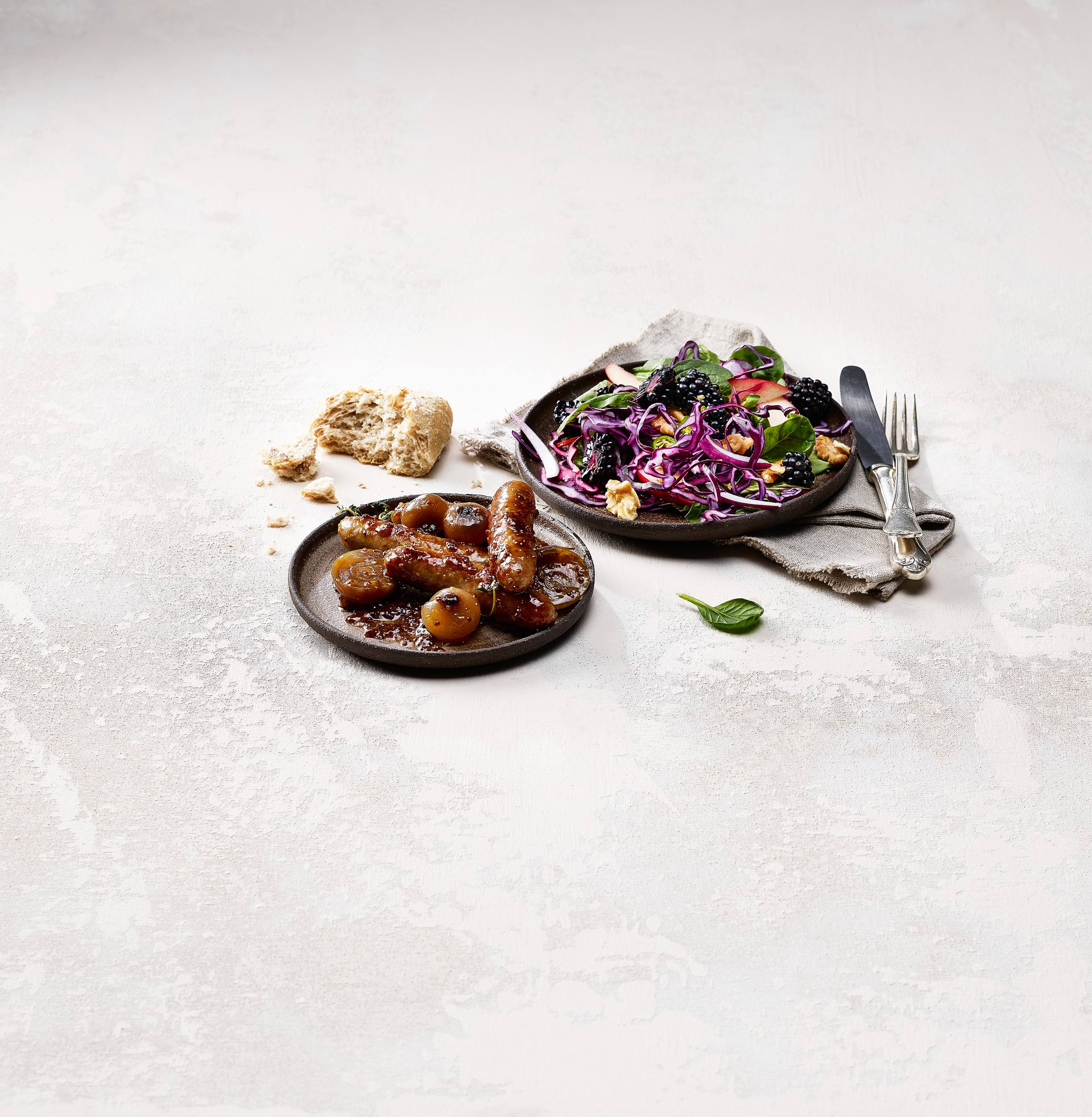 Chirat - Honigglasierte Schweinswürste mit Rotkabissalat und Brombeeren