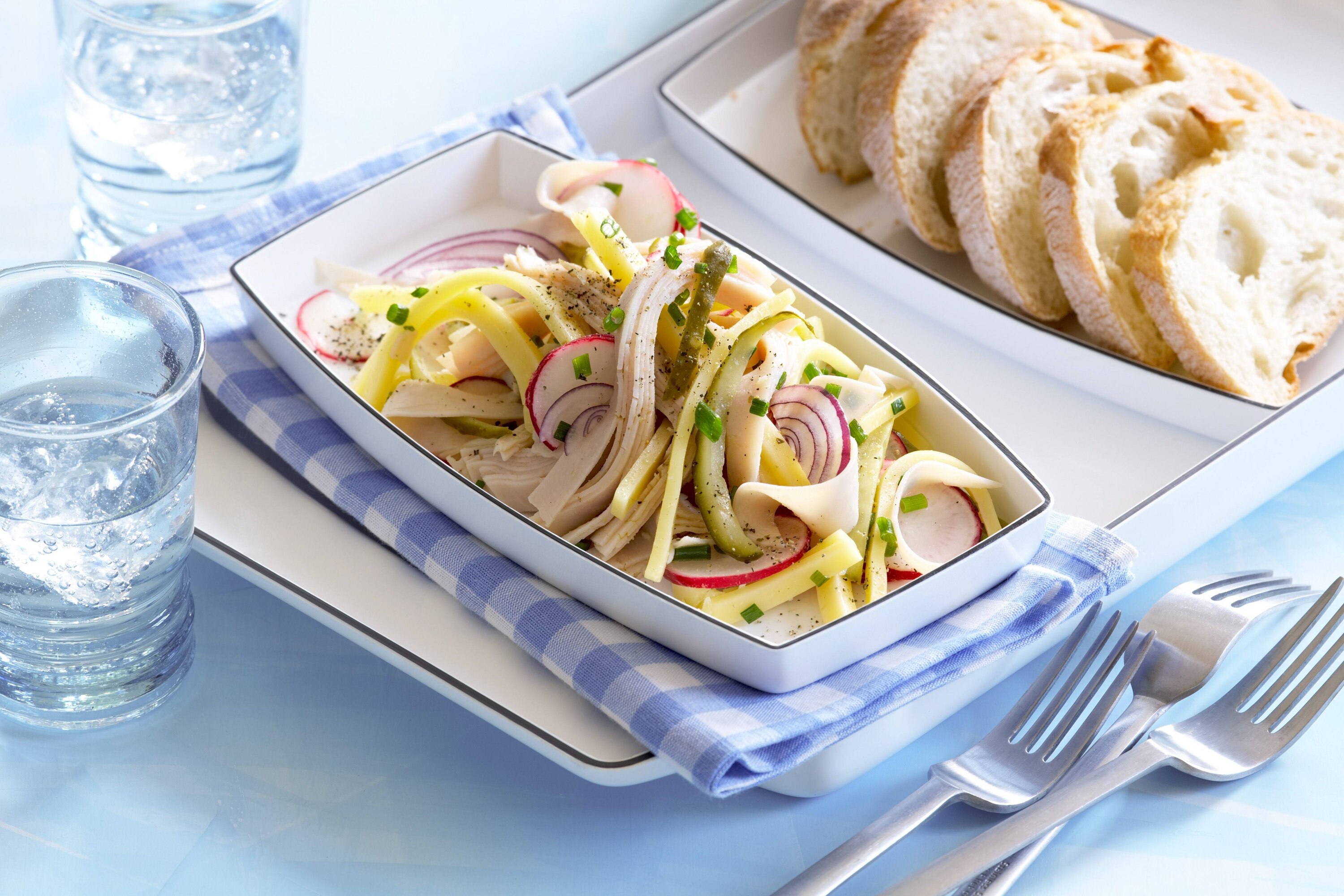 Chirat - Salade à la saucisse et au fromage 0 Minuten  recipe