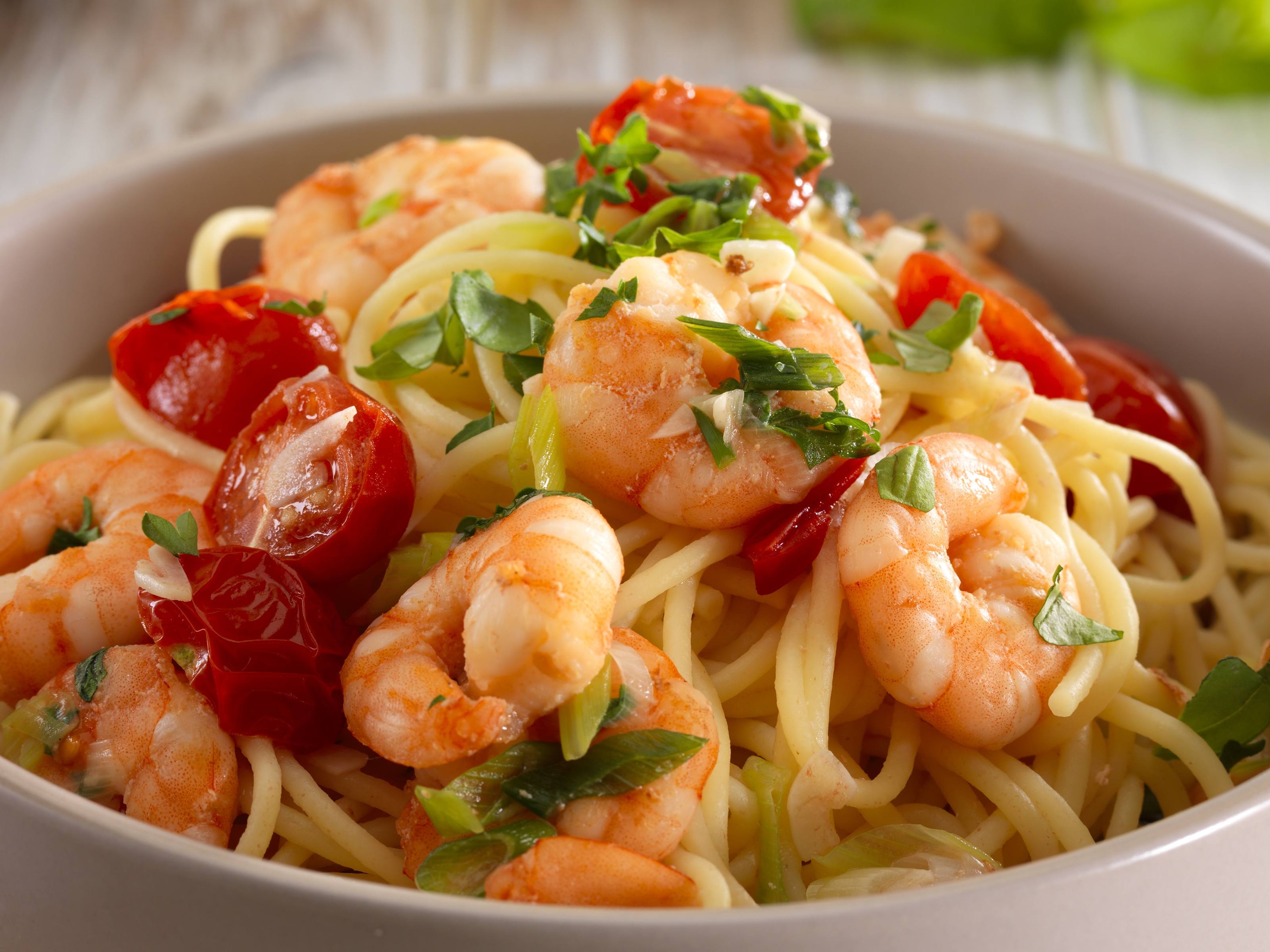 spaghetti with prawns and herbs