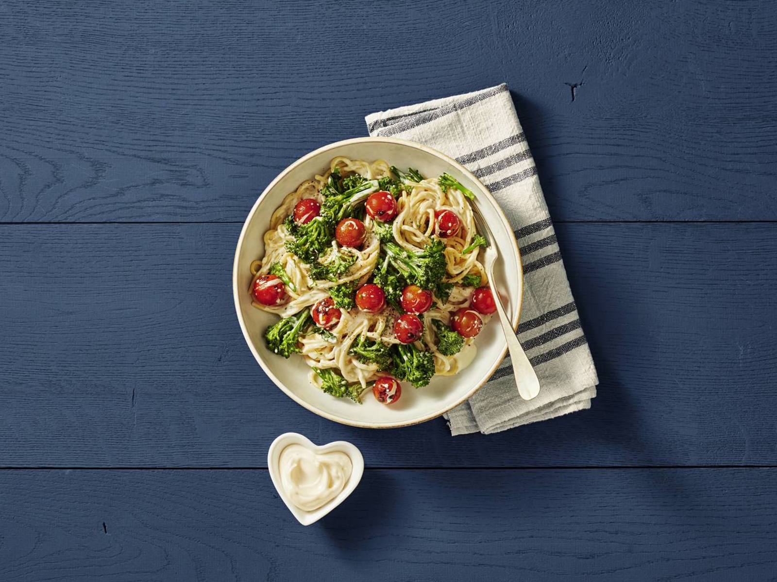 Hellmann's - Vegane Pasta mit Brokkoli und Tomaten