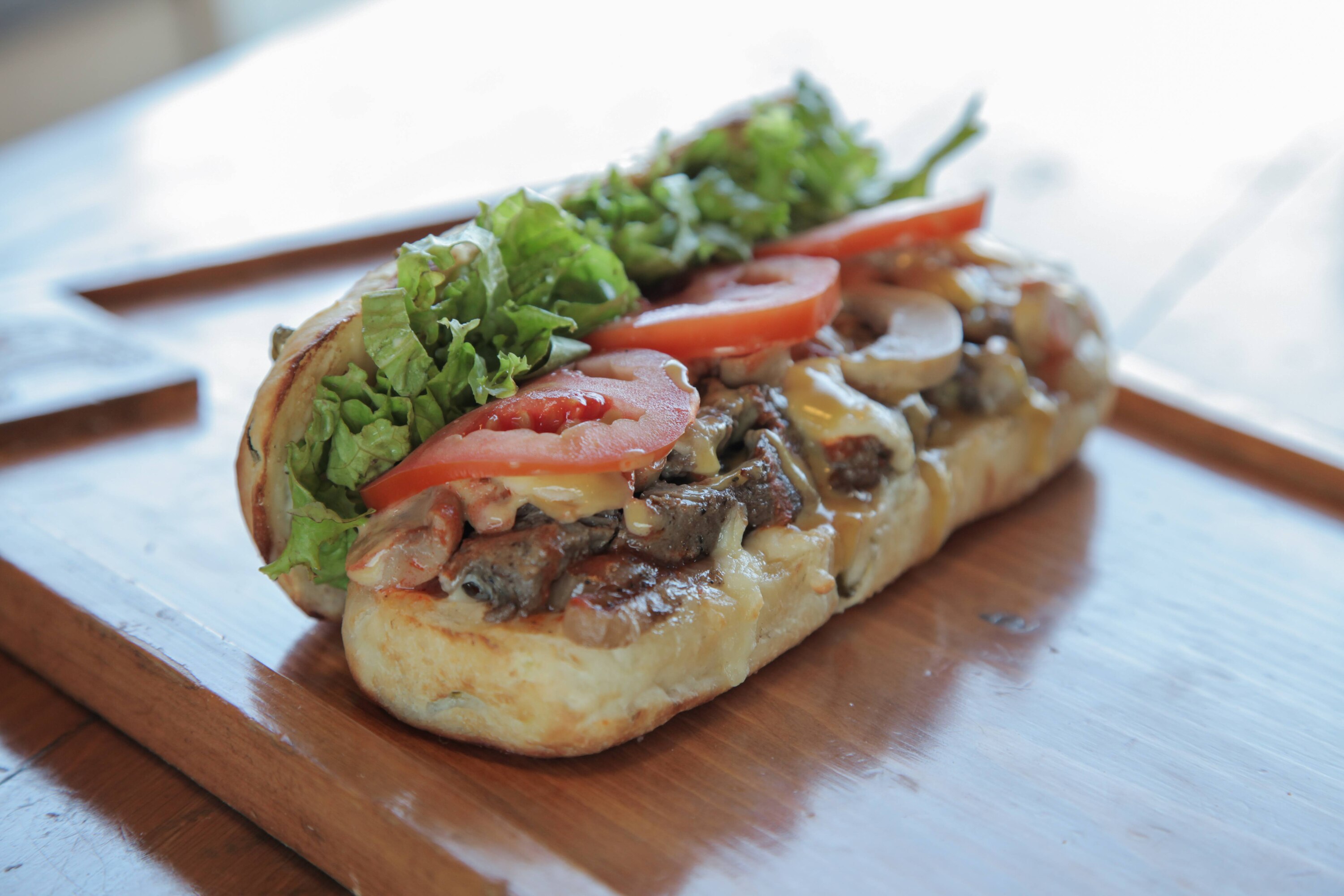 Sándwich Abierto de Res