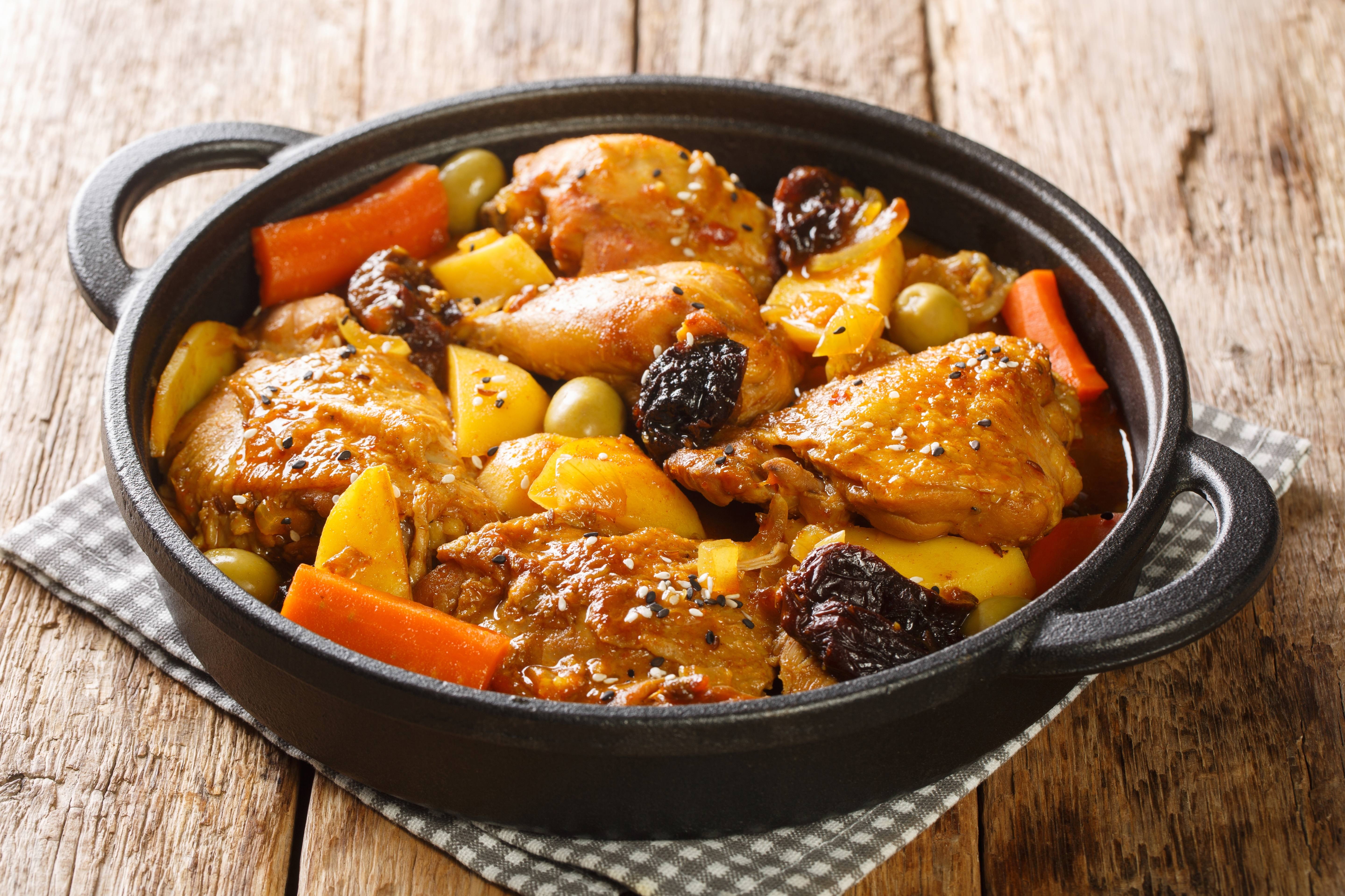 Pollo Guisado con Ciruelas